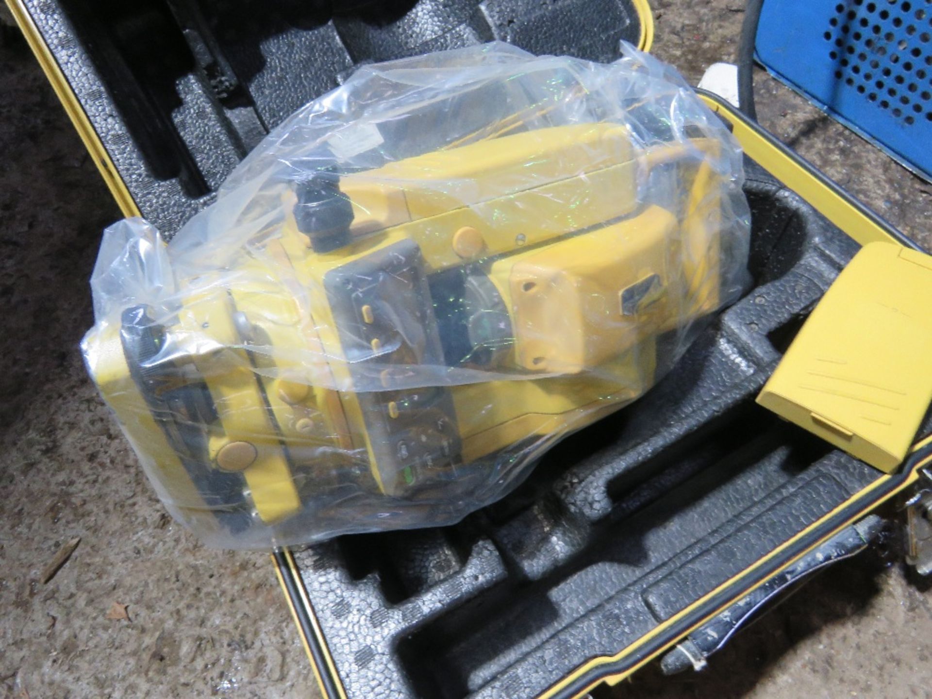 TOPCON GTS2100 TOTAL SURVEY STATION THEODOLITE IN A CASE. DIRECT FROM LOCAL COMPANY DUE TO A CHANGE - Image 2 of 3