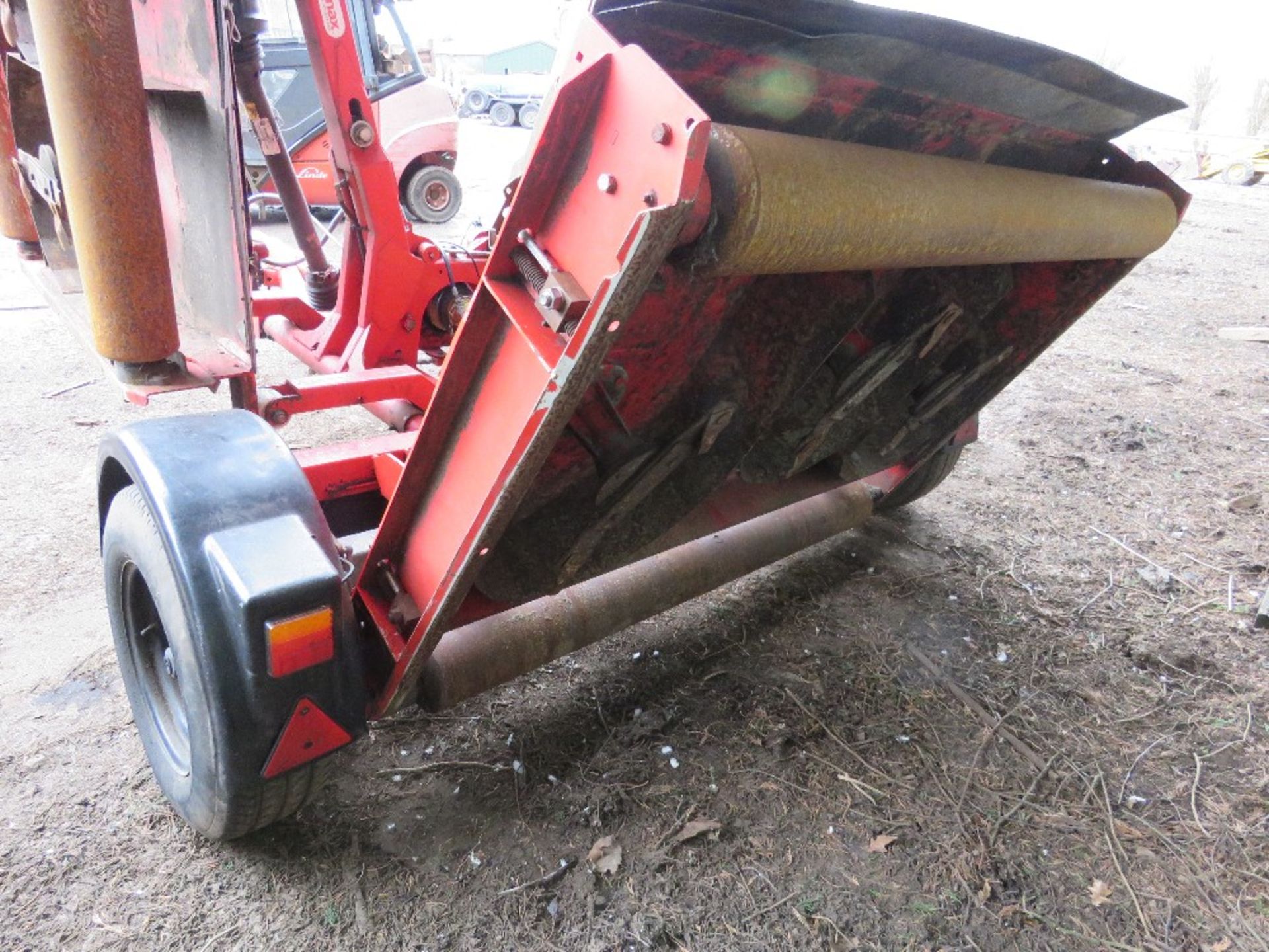 TRIMAX 728-610-400 BATWING TYPE ROLLER MOWER, YEAR 2017. PEGASUS S3 HEADS. NB: REQUIRES REPAIR TO CH - Image 5 of 14