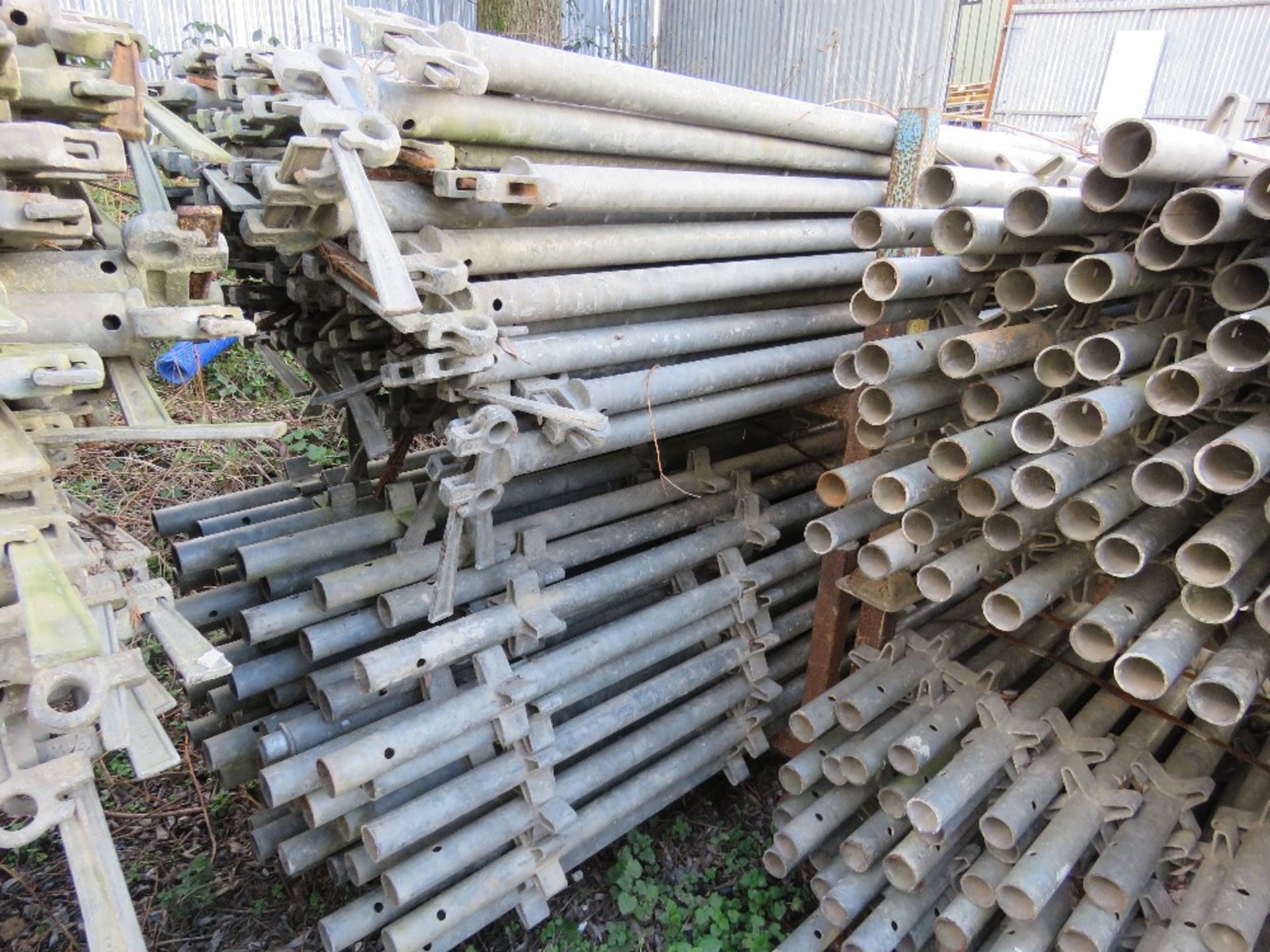 LARGE QUANTITY OF LEADA ACROW QUICK STAGE STYLE SCAFFOLDING ITEMS, CONTAINED IN 20 X STILLAGES. THIS - Image 12 of 16
