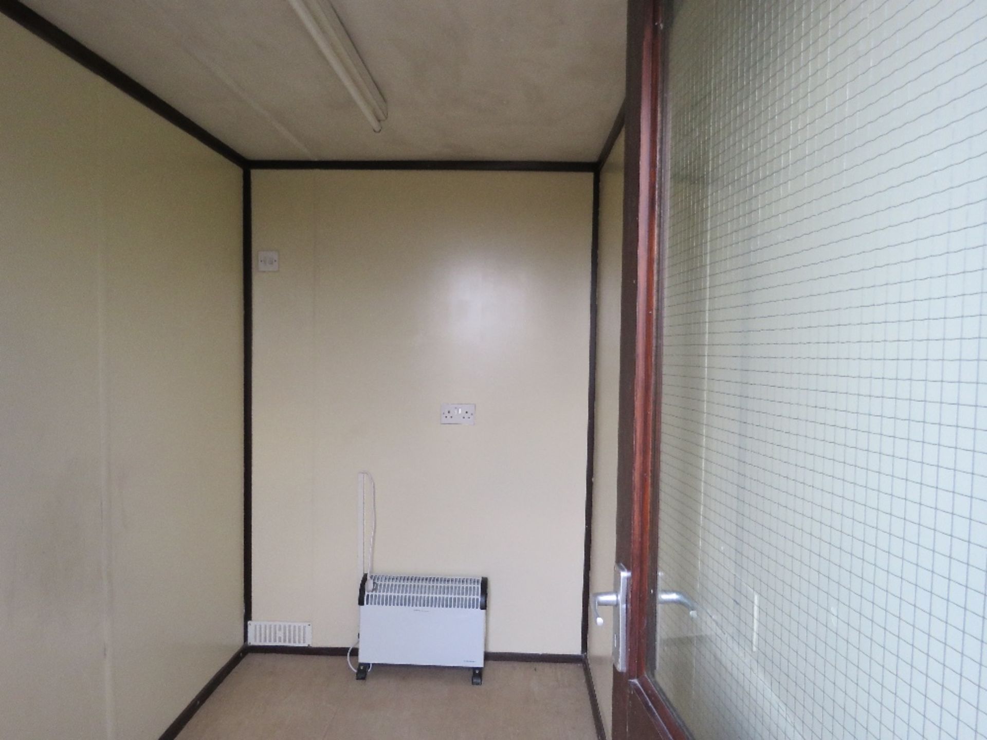 SECURE WELFARE CABIN, 32FT LENGTH X 10FT WIDTH APPROX WITH GENERATOR. ACCOMODATION COMPRISES OFFICE, - Image 11 of 15