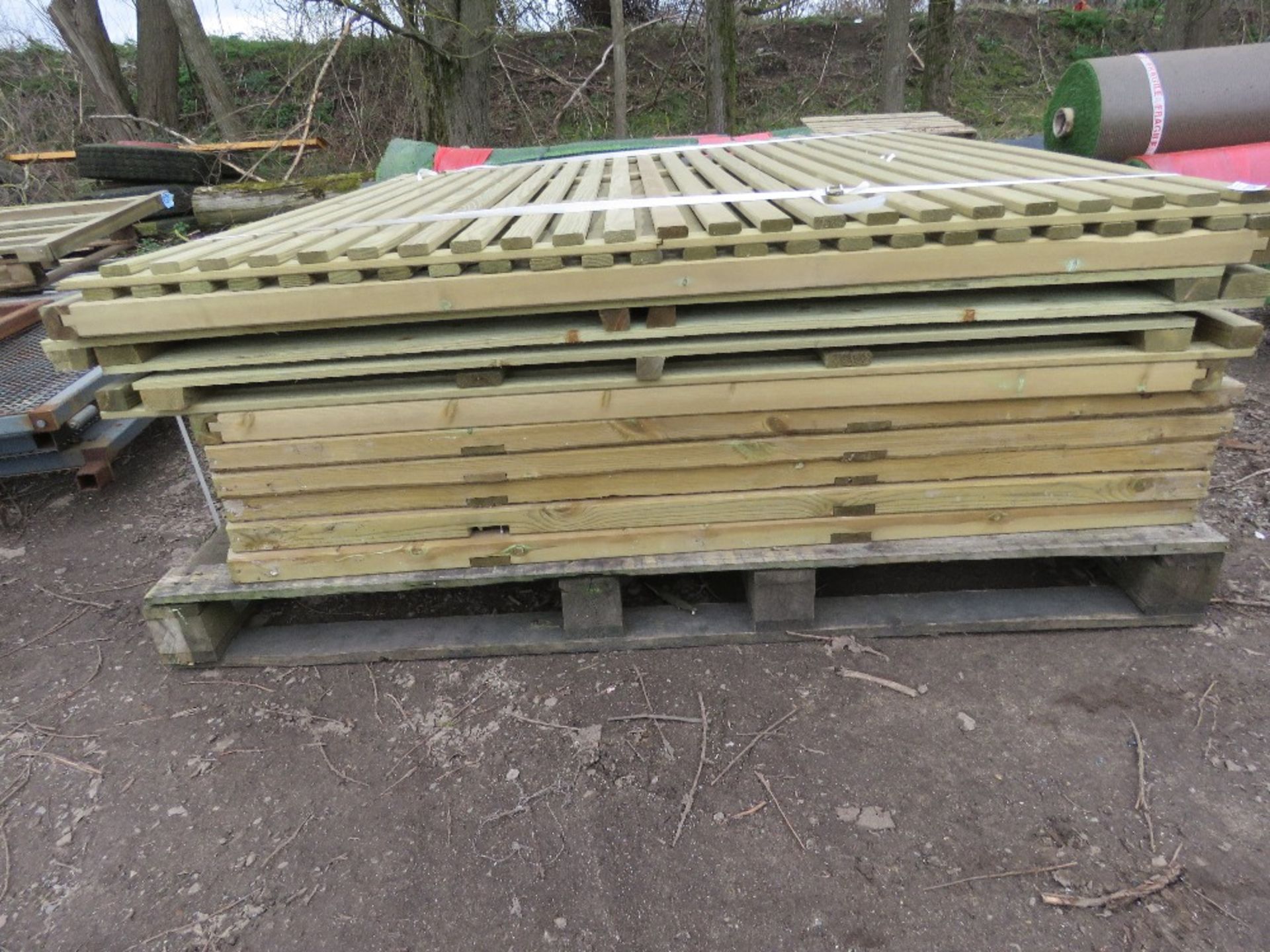 STACK OF APPROXIMATELY 12NO MIXED WOODEN FENCE PANELS. - Image 3 of 5