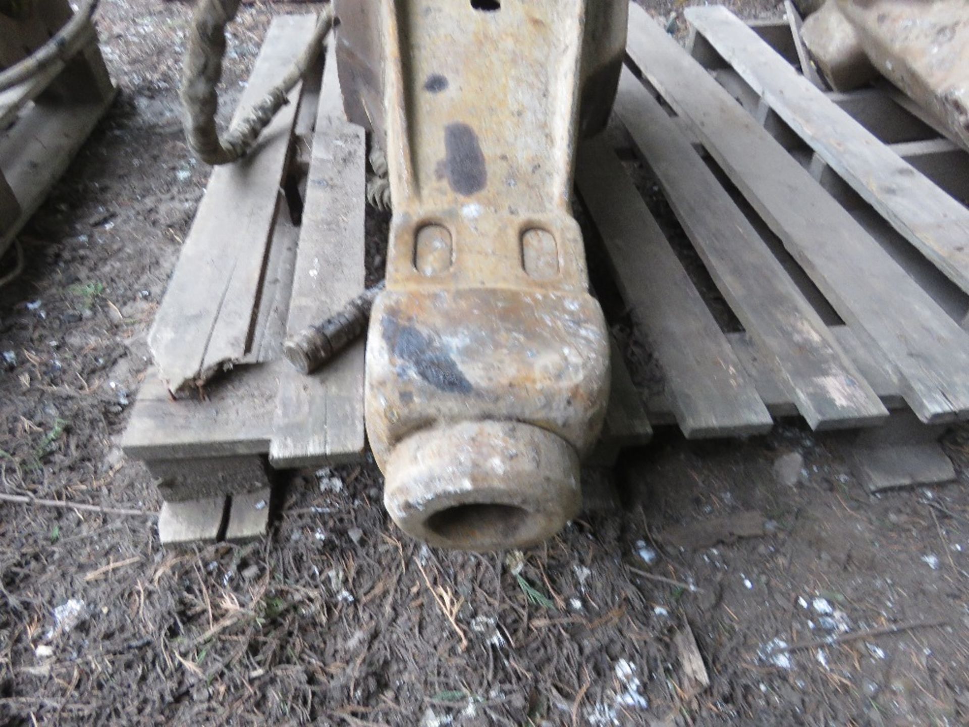 PALLET CONTAINING 1NO ATLAS COPCO HYDRAULIC EXCAVATOR MOUNTED BREAKER, MAY BE INCOMPLETE, 40MM PIN - Image 4 of 5