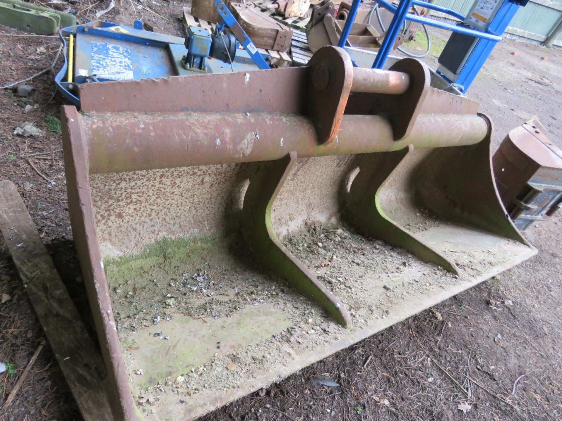 GRADING BUCKET FOR HITACHI ZAXIS 280 EXCAVATOR OR SIMILAR, 90MM PINS, 2.2M WIDTH. THIS LOT IS SOL - Image 2 of 3