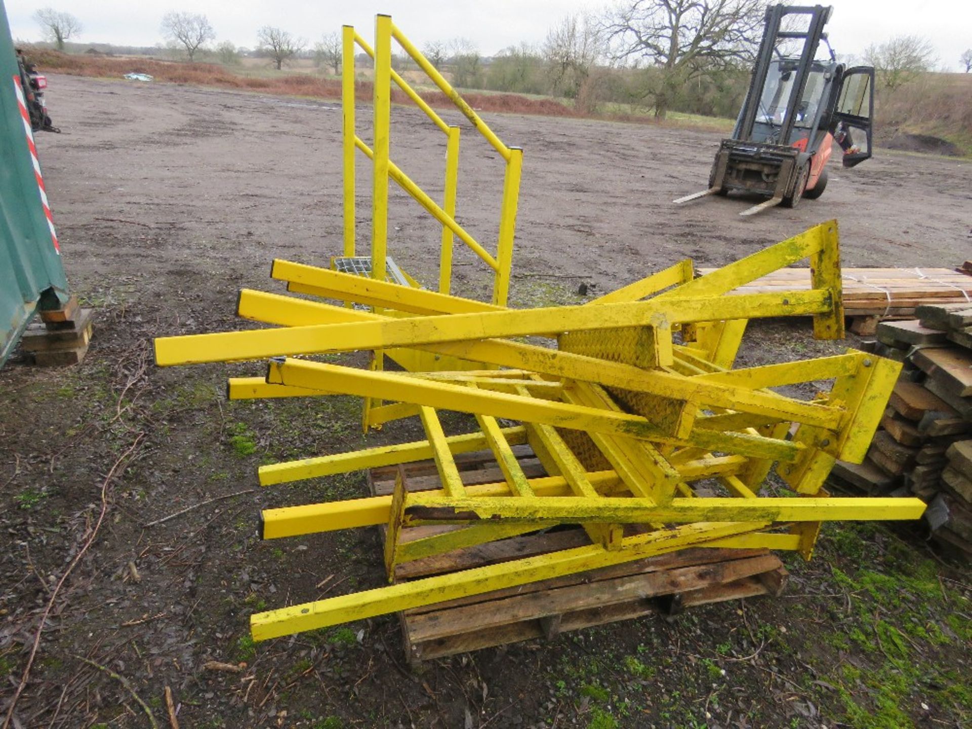 YELLOW STEP UNITS FOR PORTACABIN ETC. - Image 4 of 5