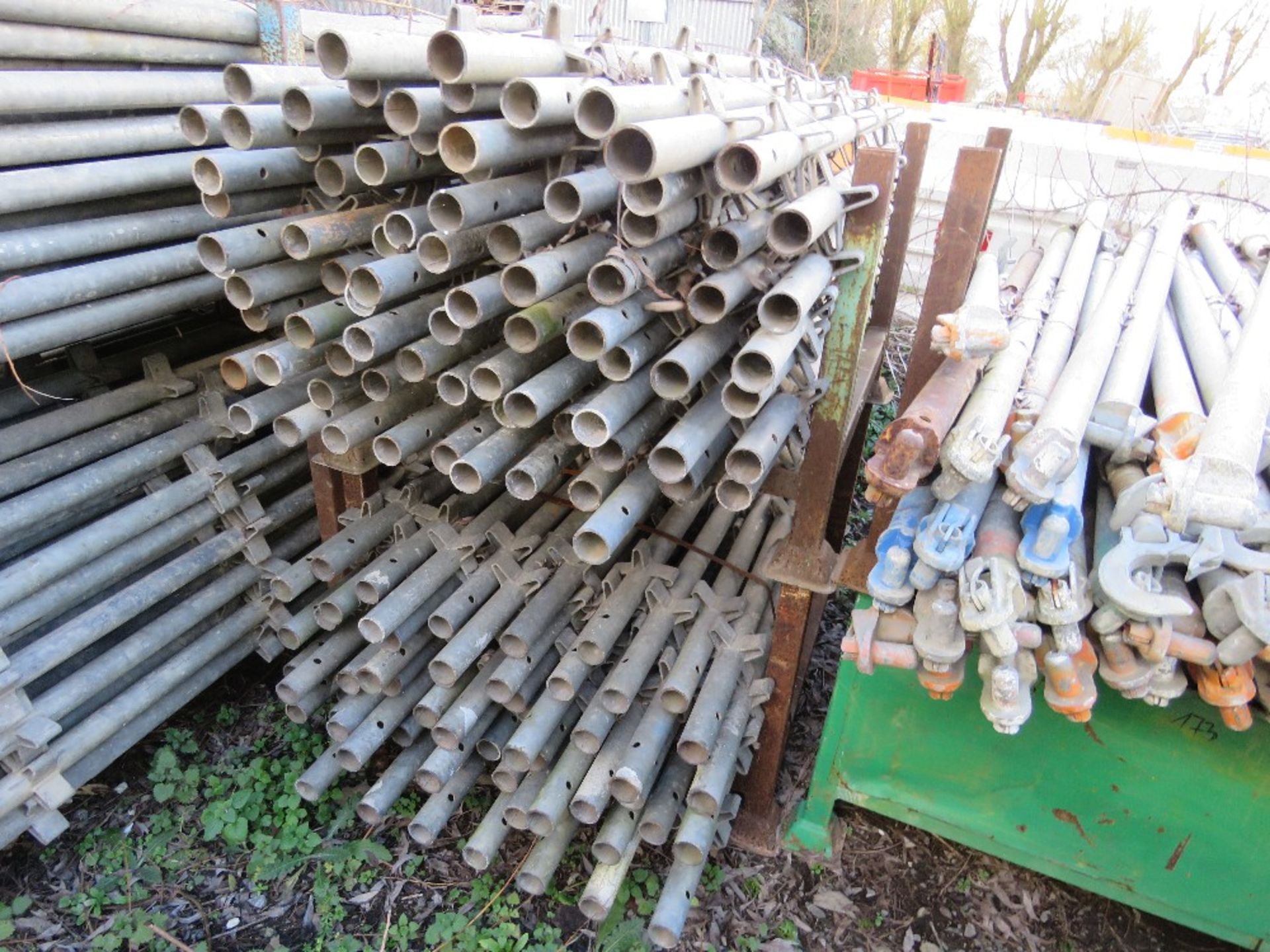 LARGE QUANTITY OF LEADA ACROW QUICK STAGE STYLE SCAFFOLDING ITEMS, CONTAINED IN 20 X STILLAGES. THIS - Image 13 of 16