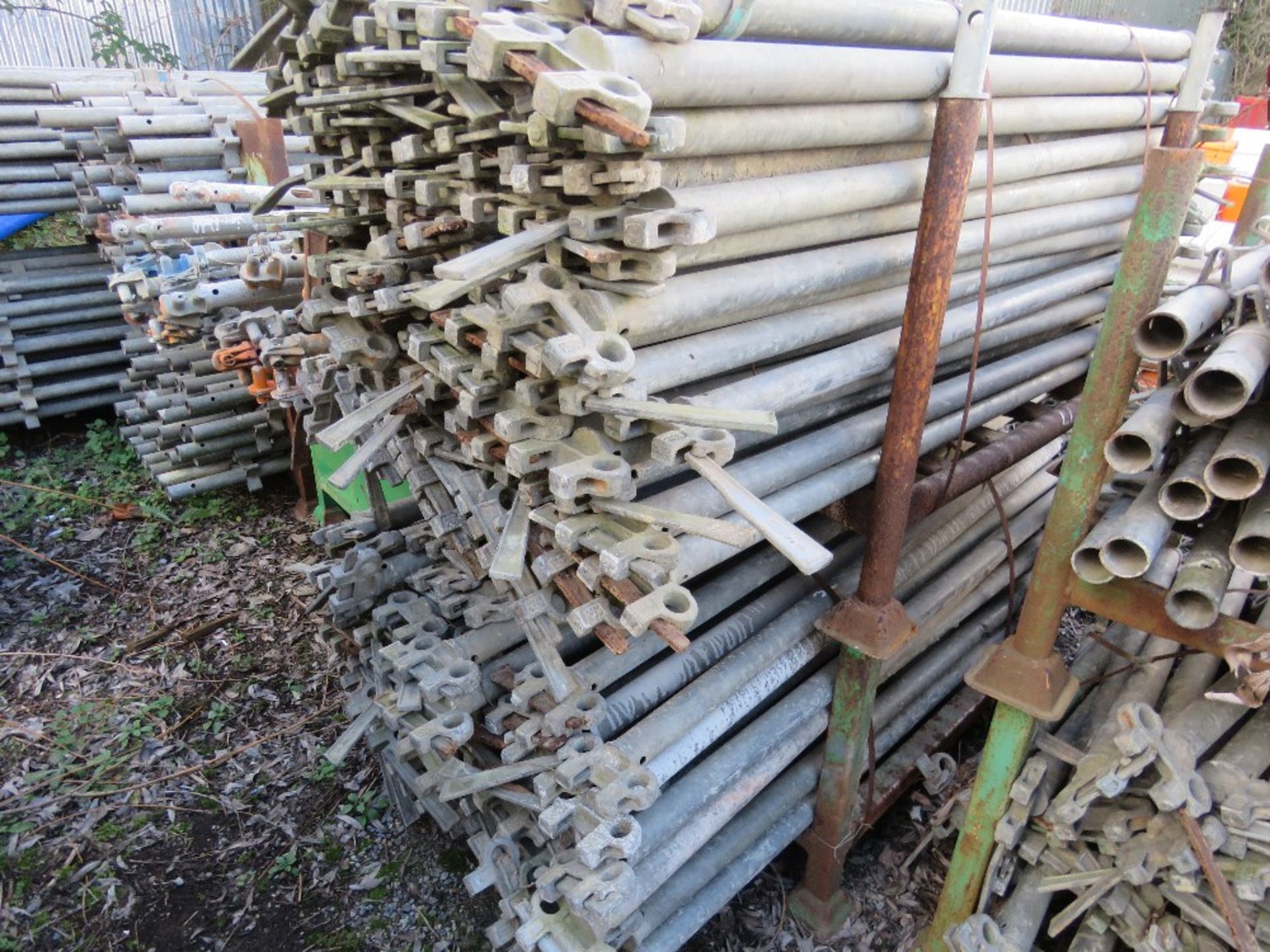 LARGE QUANTITY OF LEADA ACROW QUICK STAGE STYLE SCAFFOLDING ITEMS, CONTAINED IN 20 X STILLAGES. THIS - Image 6 of 16