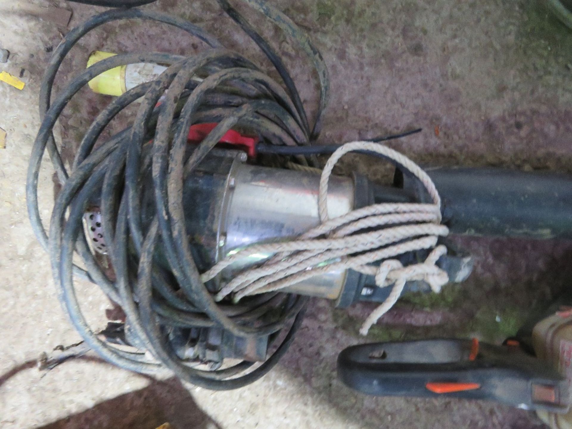 SUBMERSIBLE WATER PUMP PLUS A TRANSFORMER. - Image 4 of 5