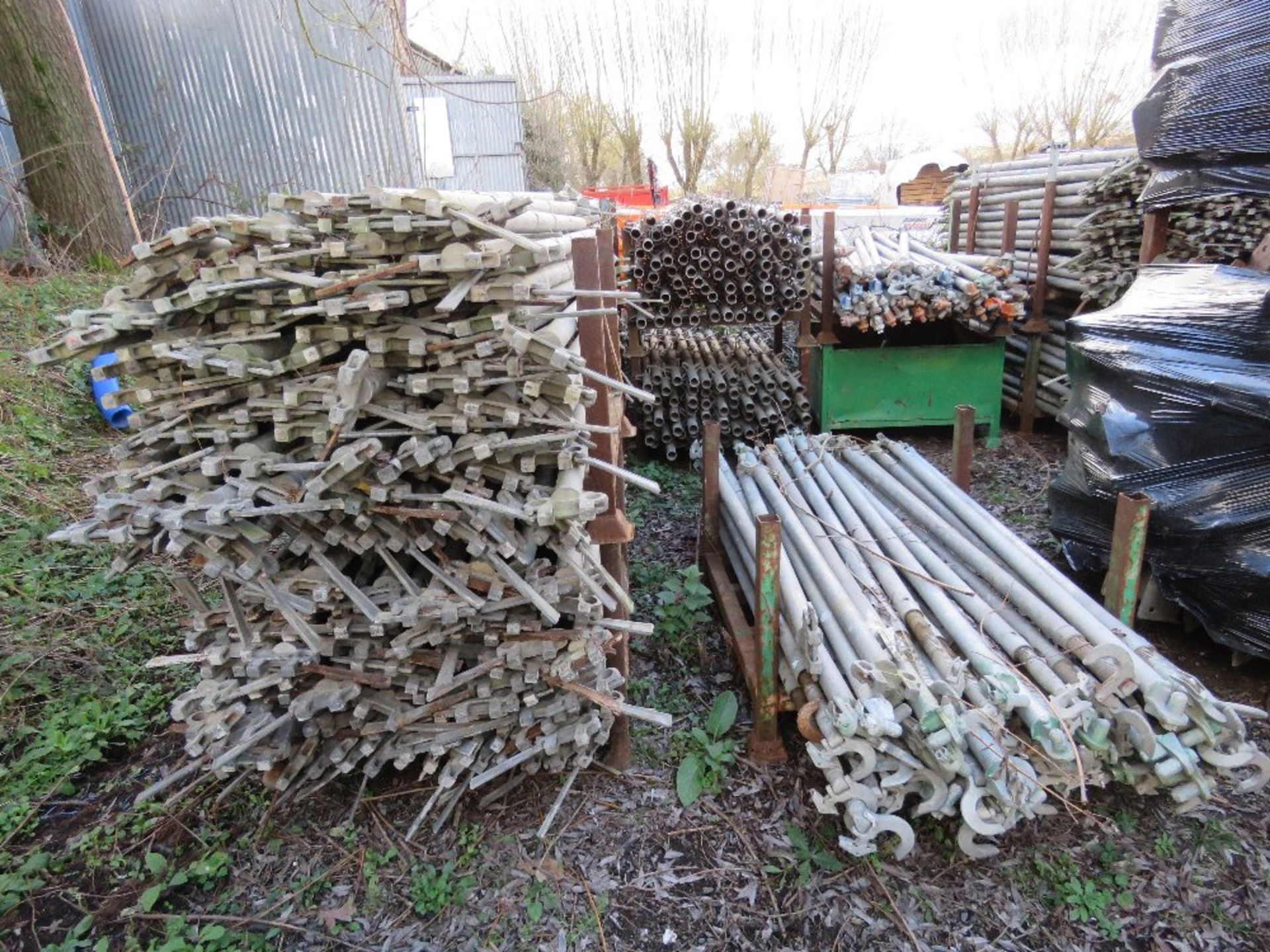 LARGE QUANTITY OF LEADA ACROW QUICK STAGE STYLE SCAFFOLDING ITEMS, CONTAINED IN 20 X STILLAGES. THIS - Image 16 of 16