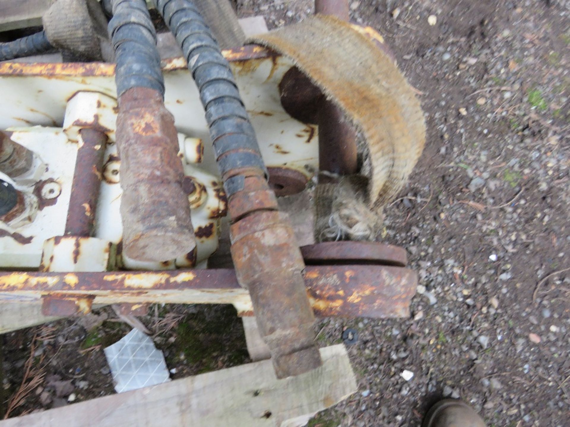 FRB HYDRAULIC EXCAVATOR BREAKER, PREVIOUSLY USED ON BOBCAT X 320. DESCRIBED AS HAVING BEEN WORKING W - Image 4 of 5