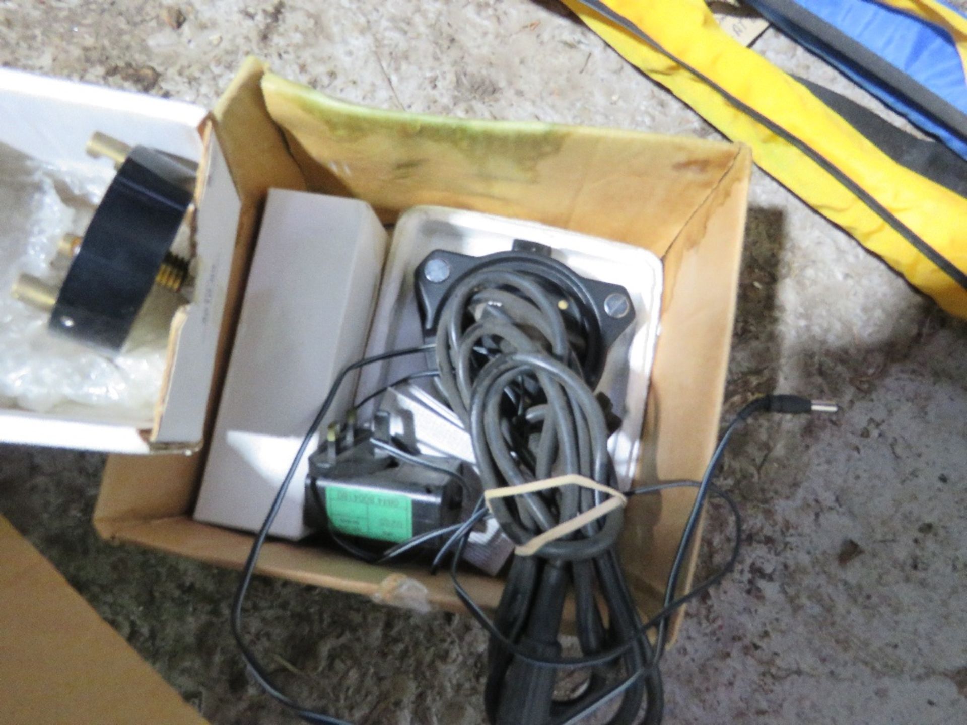 2 X BOXES OF ASSORTED SURVEY RELATED EQUIPMENT. DIRECT FROM LOCAL COMPANY DUE TO A CHANGE OF POLICY. - Image 4 of 4