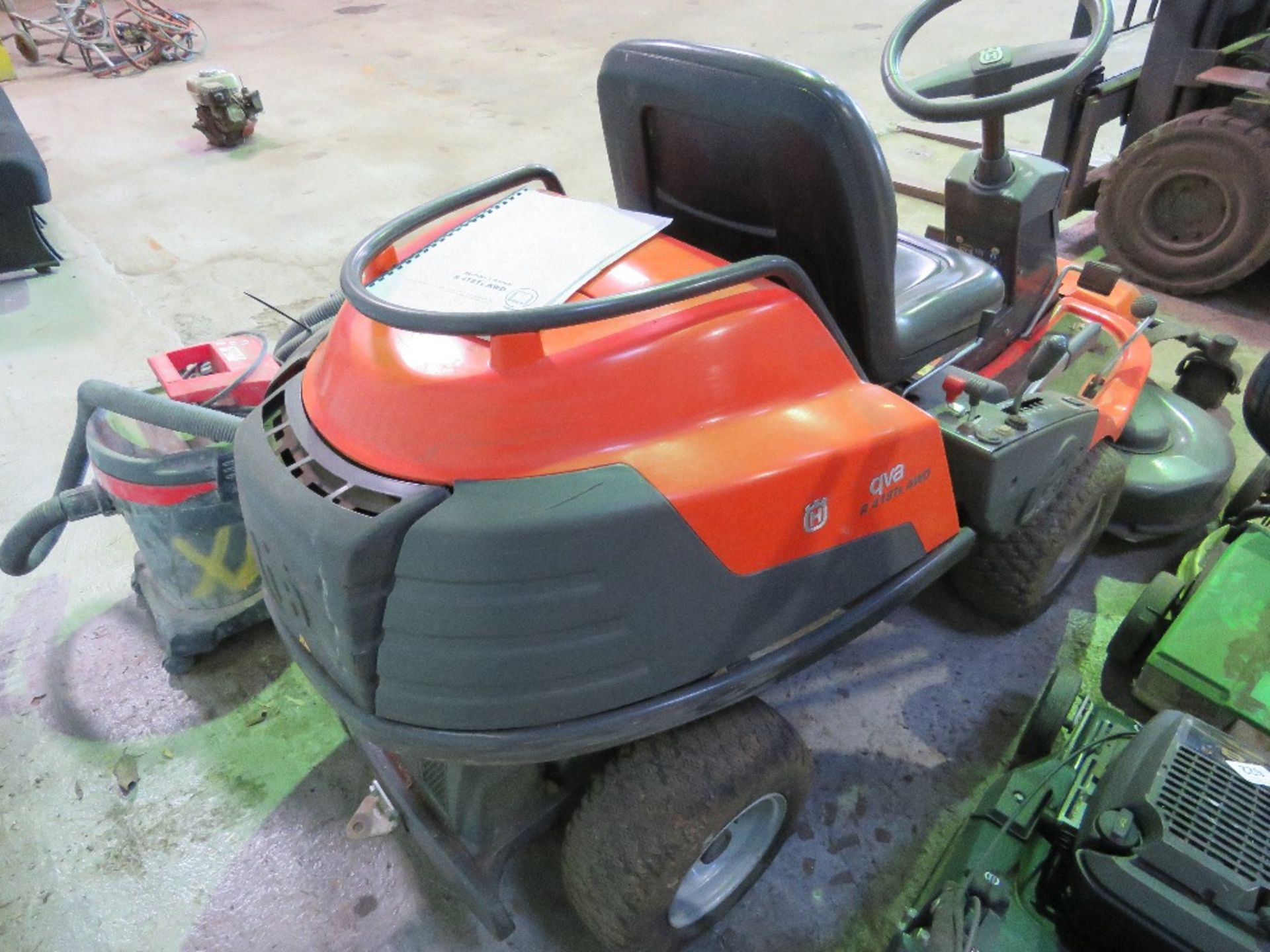 HUSQVARNA R418TS AWD RIDE ON MOWER WITH COMBI 112 FRONT DECK. HYDRAULIC LIFT DECK. 308 REC HOURS, YE - Image 4 of 10