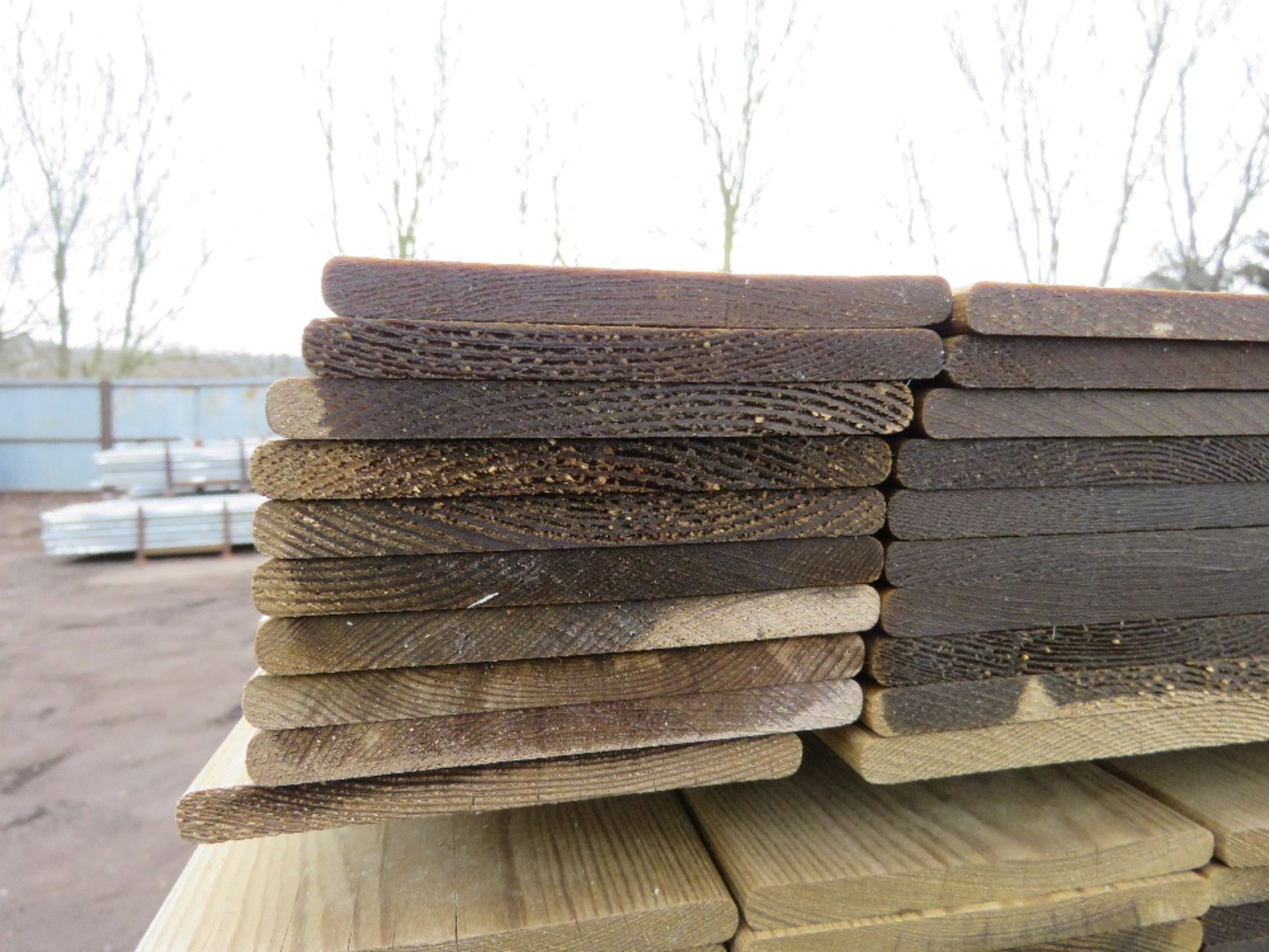 2 X PACKS OF PRESSURE TREATED HIT AND MISS FENCE CLADDING TIMBER BOARDS: 1.14M LENGTH X 100MM WIDTH - Image 4 of 4