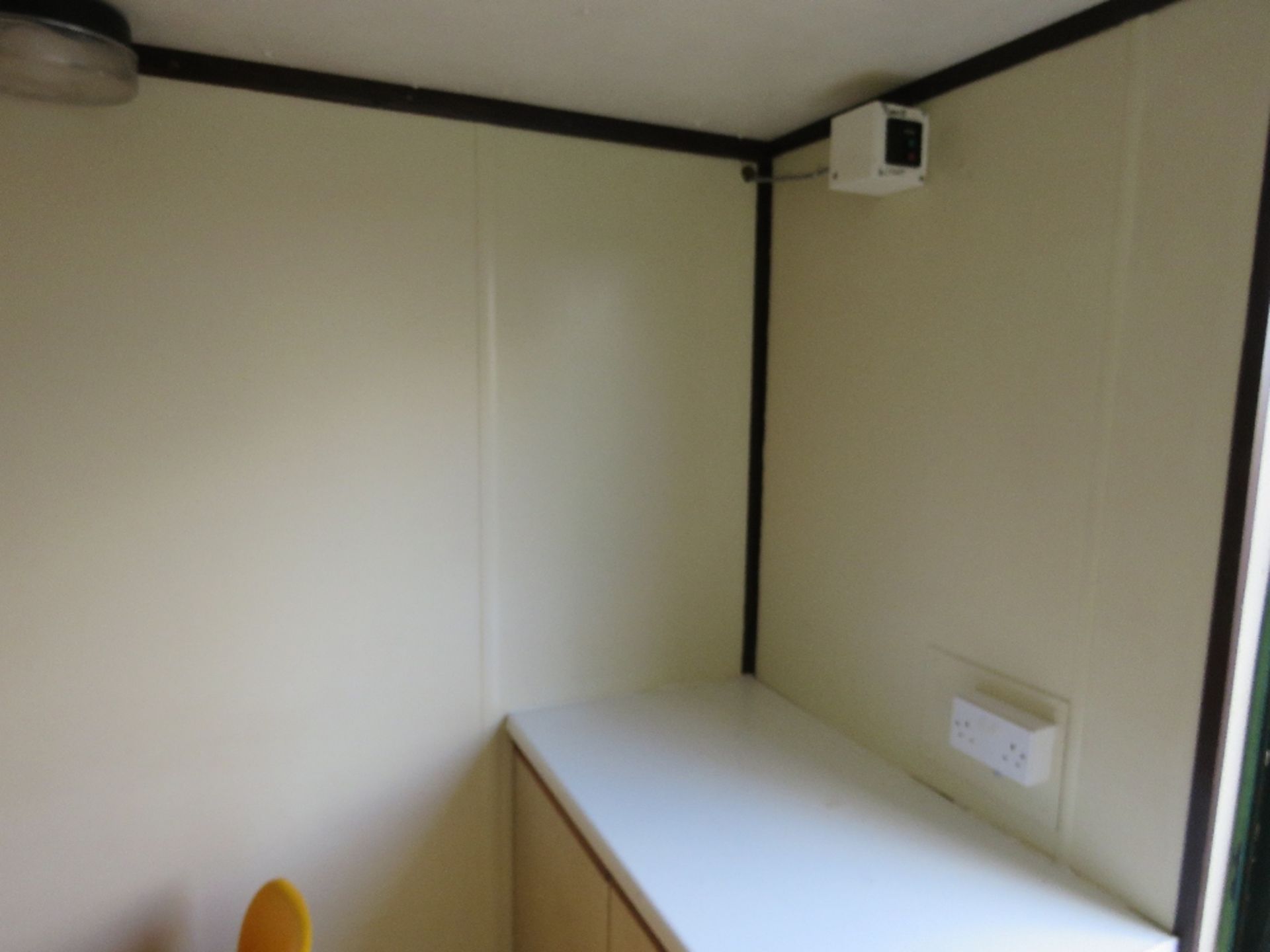 SECURE WELFARE CABIN, 32FT LENGTH X 10FT WIDTH APPROX WITH GENERATOR. ACCOMODATION COMPRISES OFFICE, - Image 13 of 15