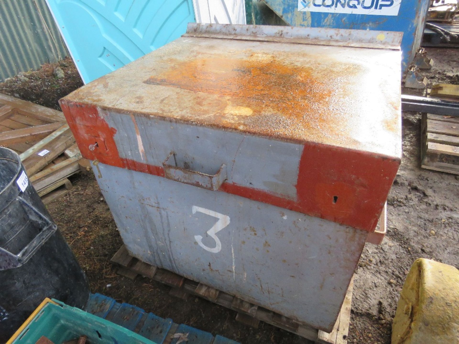 TOOL VAULT WITH A KEY. THIS LOT IS SOLD UNDER THE AUCTIONEERS MARGIN SCHEME, THEREFORE NO VAT WIL