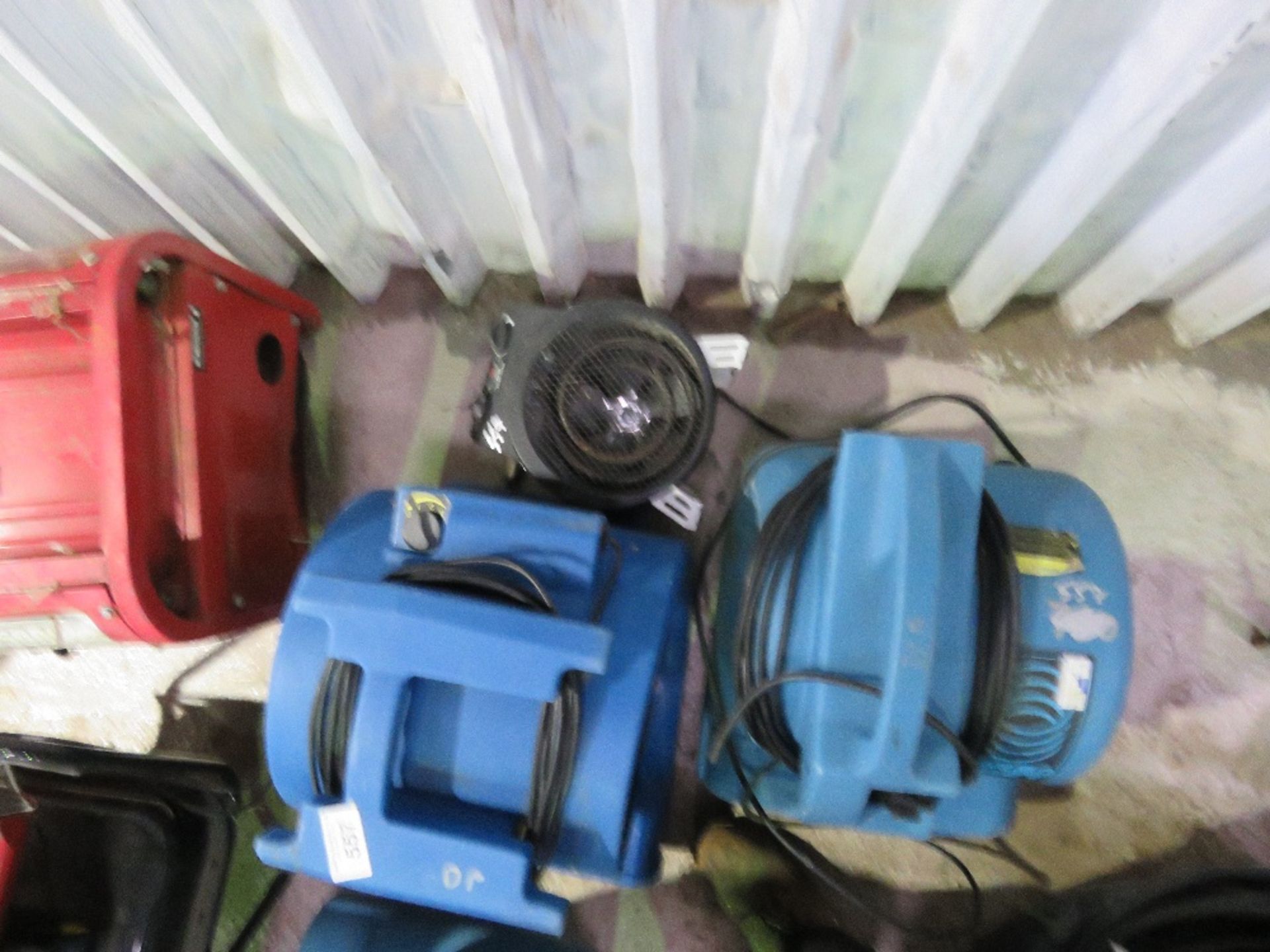 2 X SNAIL BLOWER CARPET DRYING FANS, 240 VOLT PLUS A 3KW FAN HEATER. THIS LOT IS SOLD UNDER THE A - Image 2 of 3