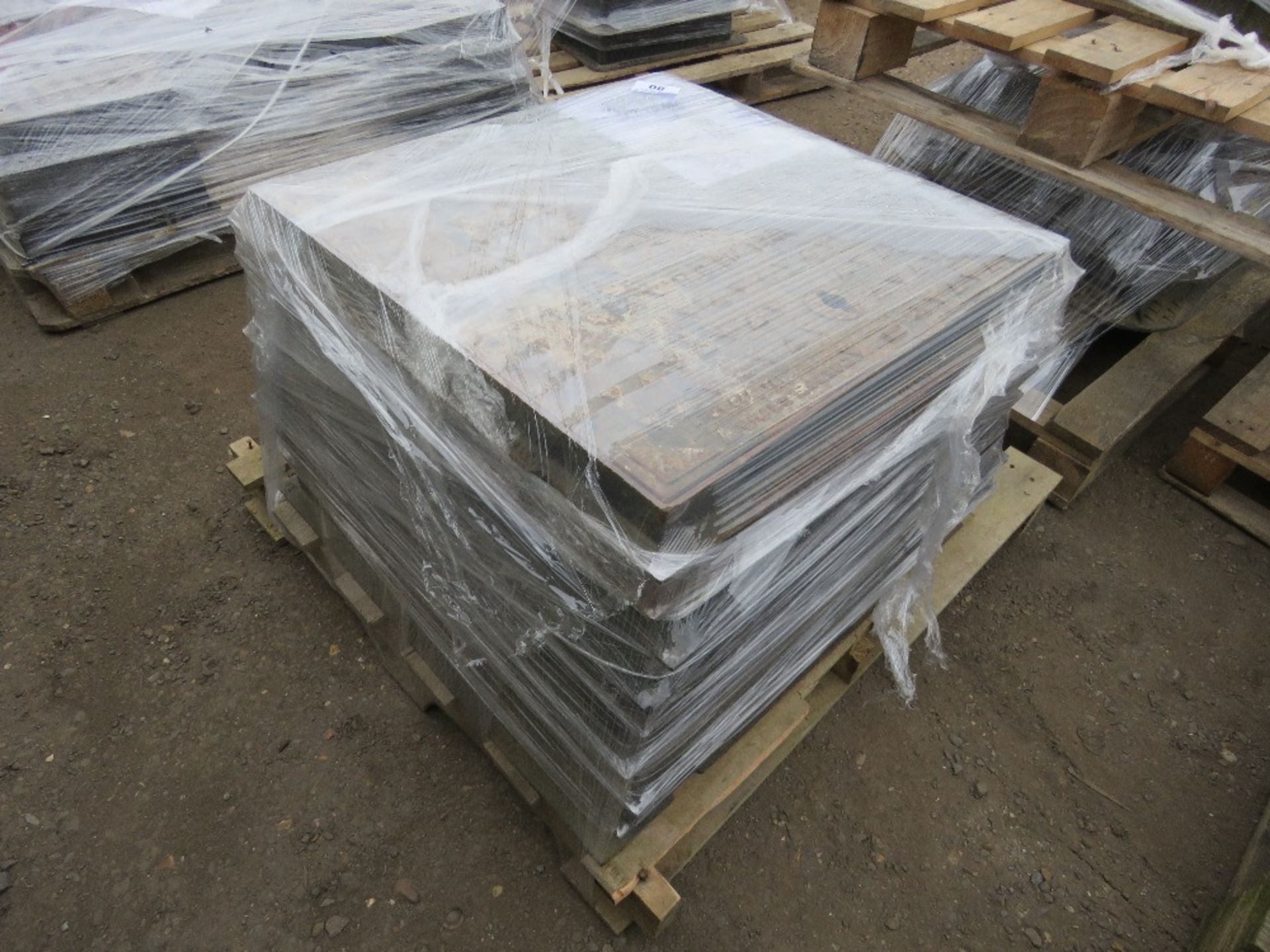 PALLET OF MANHOLE COVERS: 10NO 600 X 600X 35MM SIZE. - Image 3 of 3