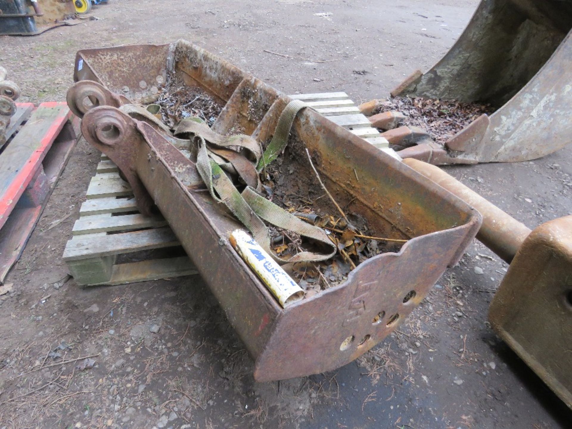 CAT 5FT WIDTH GRADING BUCKET ON 40MM PINS. THIS LOT IS SOLD UNDER THE AUCTIONEERS MARGIN SCHEME, - Image 2 of 2