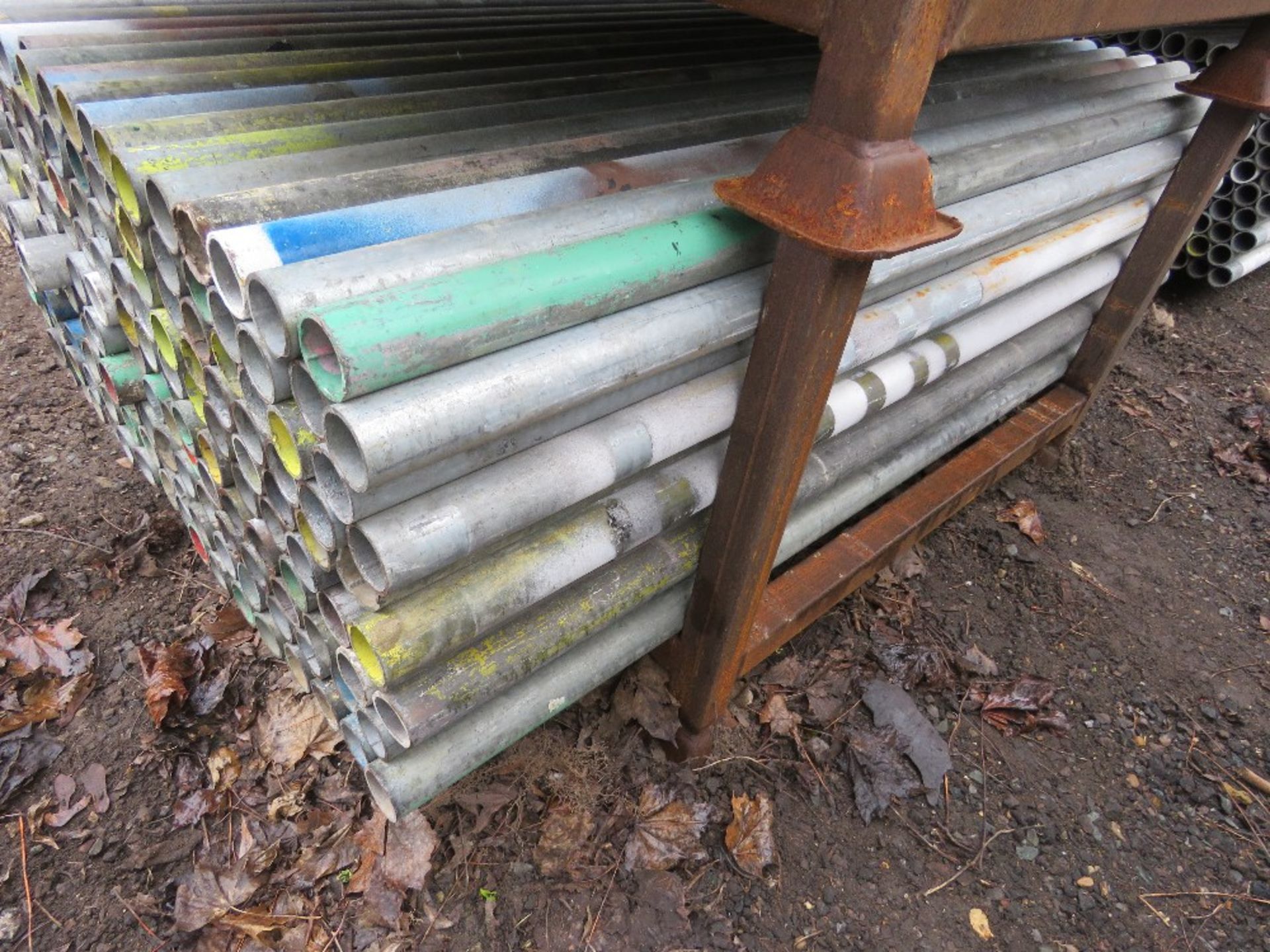 STILLAGE CONTAINING APPROXIMATELY 165NO STEEL SCAFFOLD TUBES, 5FT LENGTH APPROX. - Image 3 of 3