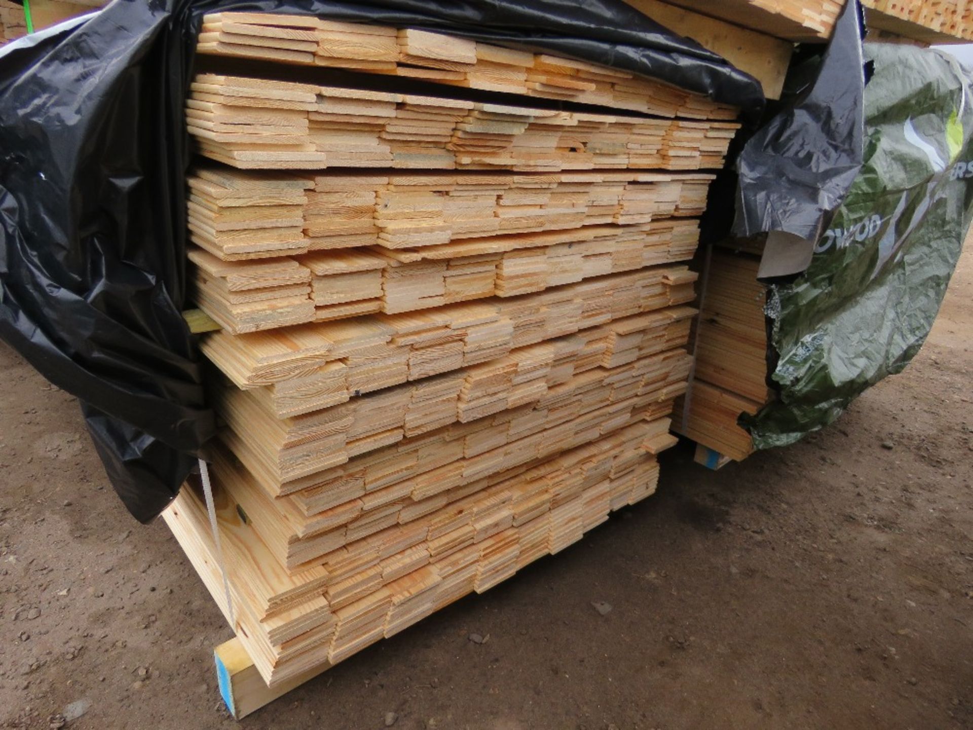 PACK OF UNTREATED HIT AND MISS TYPE TIMBER CLADDING BOARDS: 1.44M LENGTH X 100MM WIDTH APPROX. - Image 2 of 3