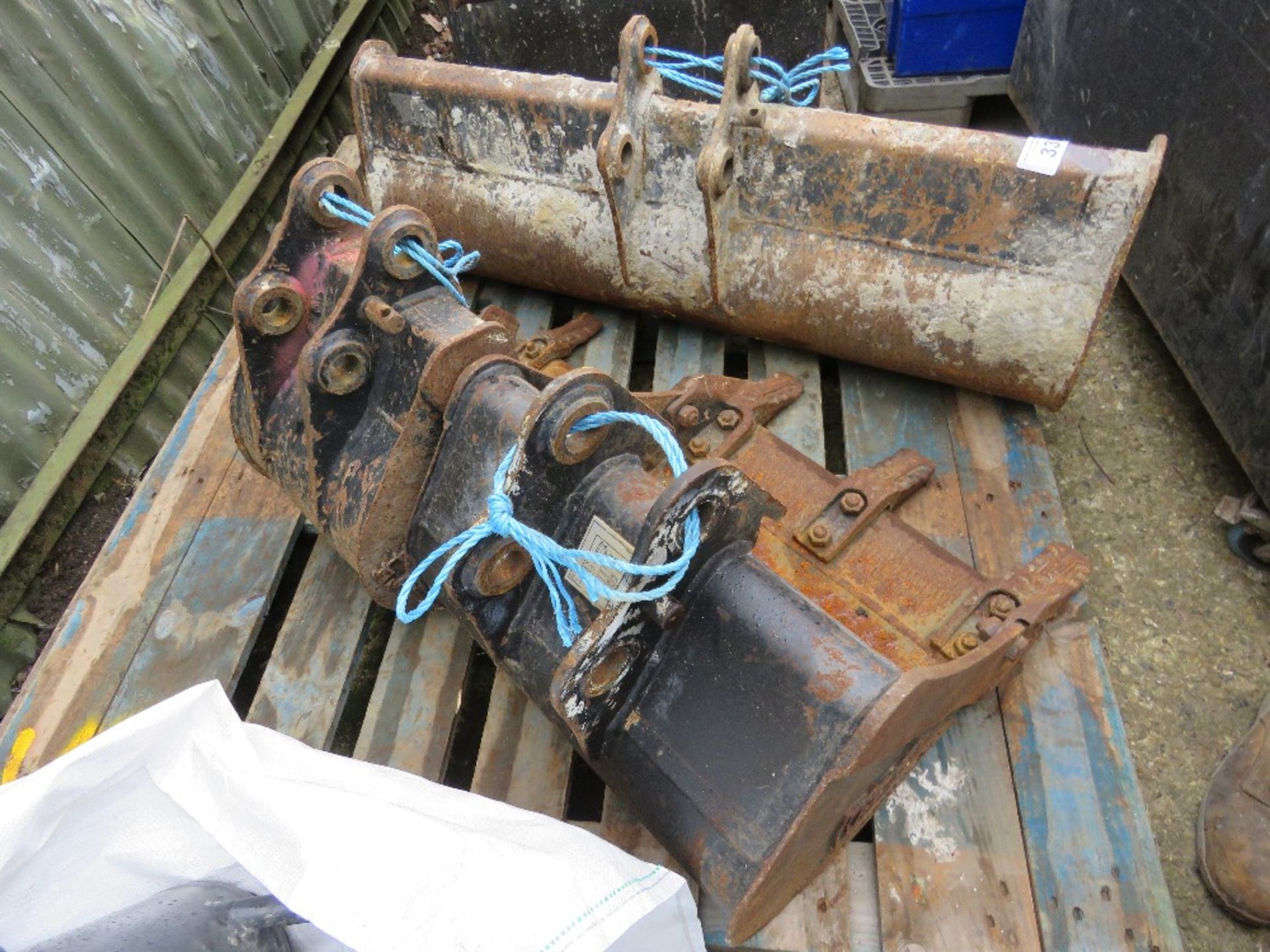 3 X MINI EXCAVATOR BUCKETS ON 30MM PINS. THIS LOT IS SOLD UNDER THE AUCTIONEERS MARGIN SCHEME, TH - Image 3 of 6