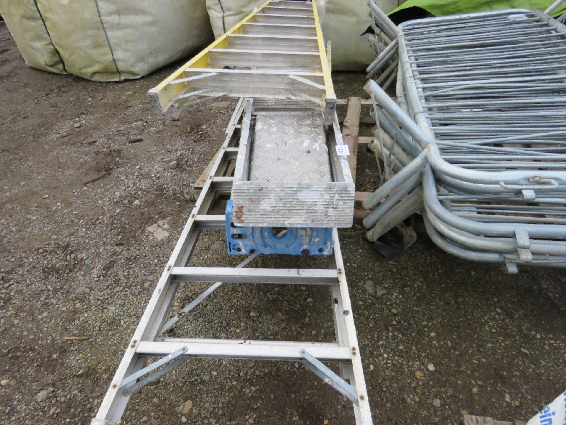 4 X SETS OF STEP LADDERS. THIS LOT IS SOLD UNDER THE AUCTIONEERS MARGIN SCHEME, THEREFORE NO VAT - Image 3 of 3