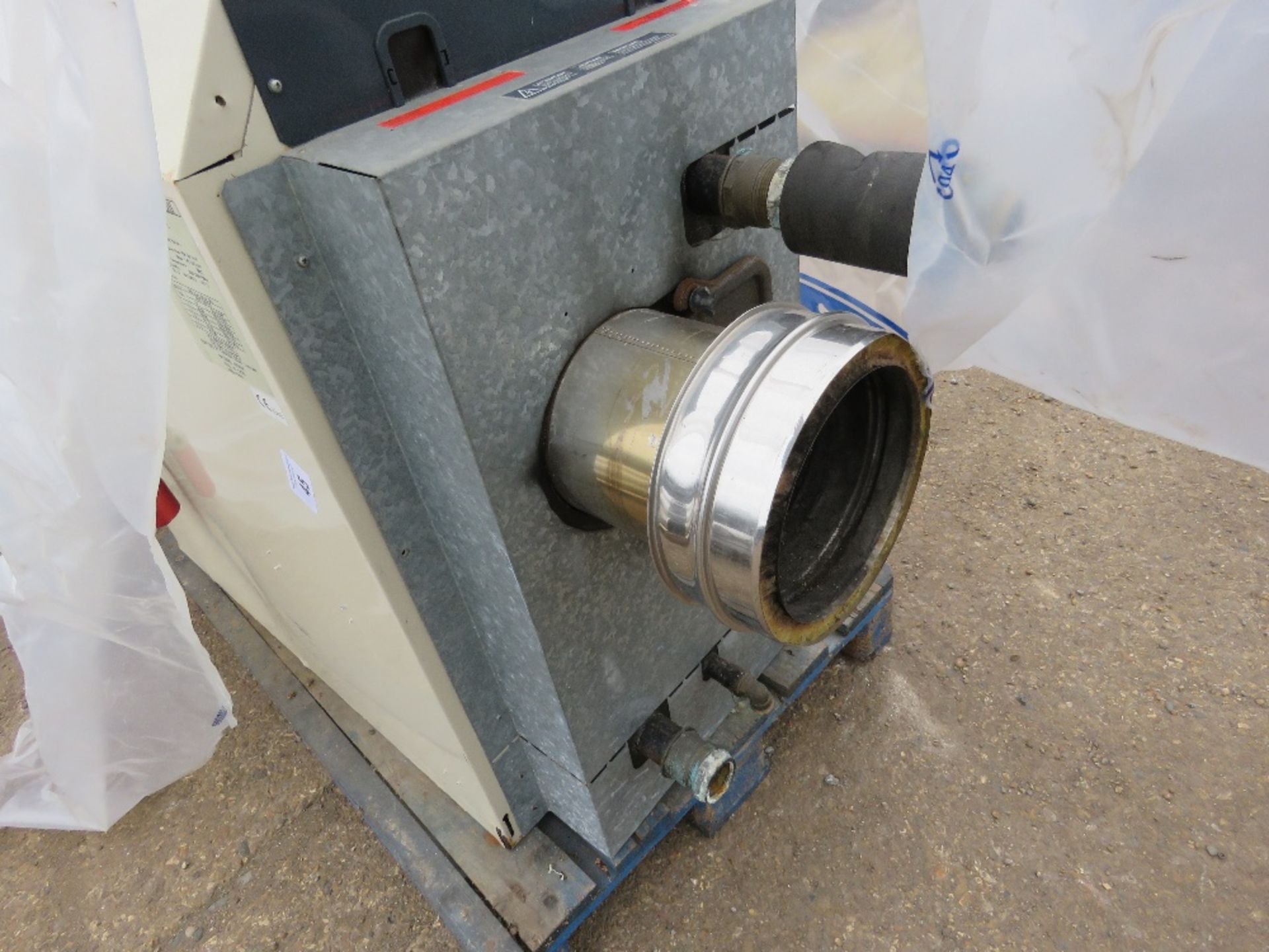 IDEAL FALCON GTE GT210 HEATER WITH CHIMNEY SECTIONS, PREVIOUSLY USED ON LIQUID FUEL. SOURCED FROM MU - Image 4 of 6