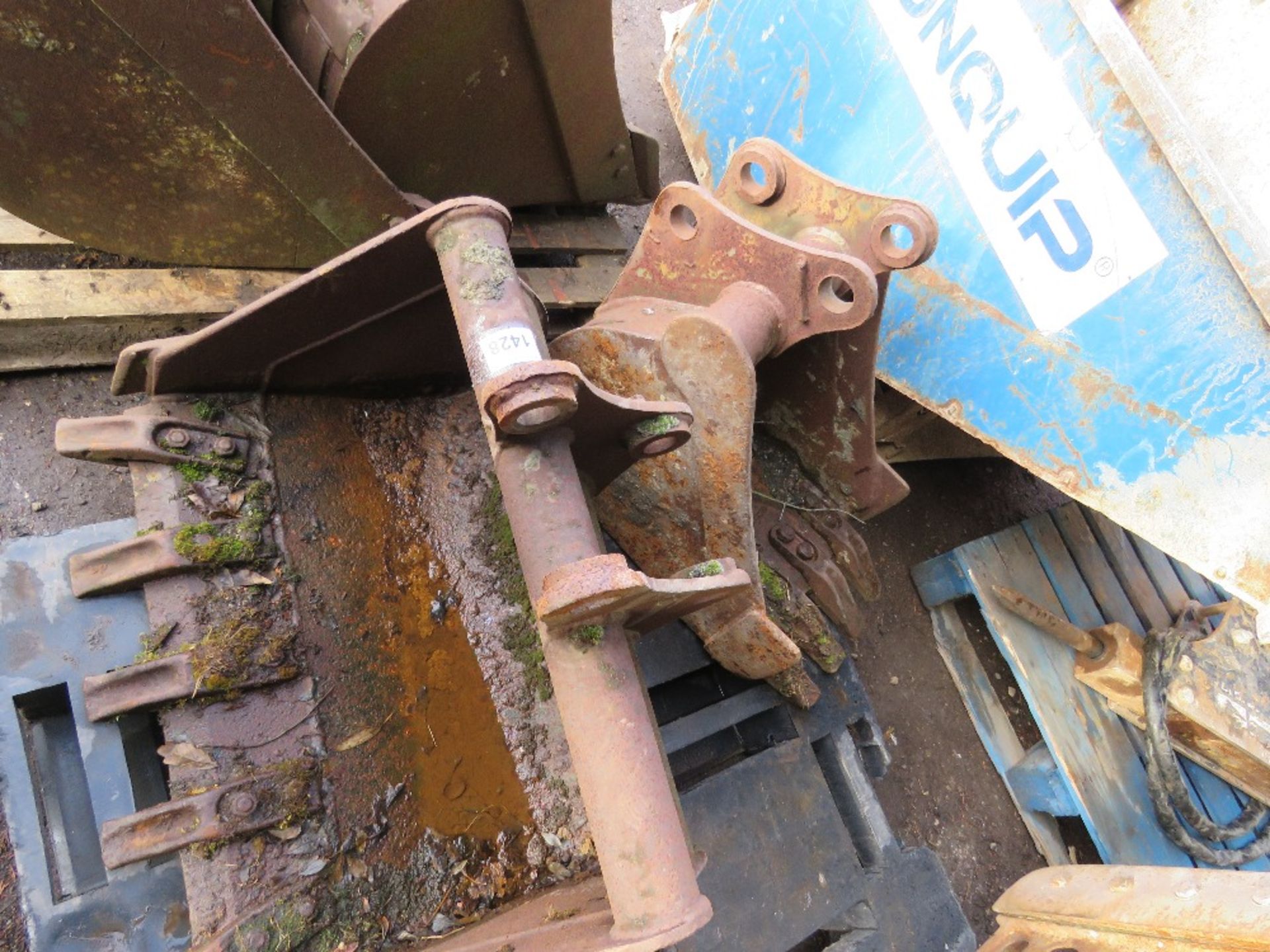 2 X EXCAVATOR BUCKETS ON 35MM PINS: 18" AND 30". THIS LOT IS SOLD UNDER THE AUCTIONEERS MARGIN S - Image 2 of 3