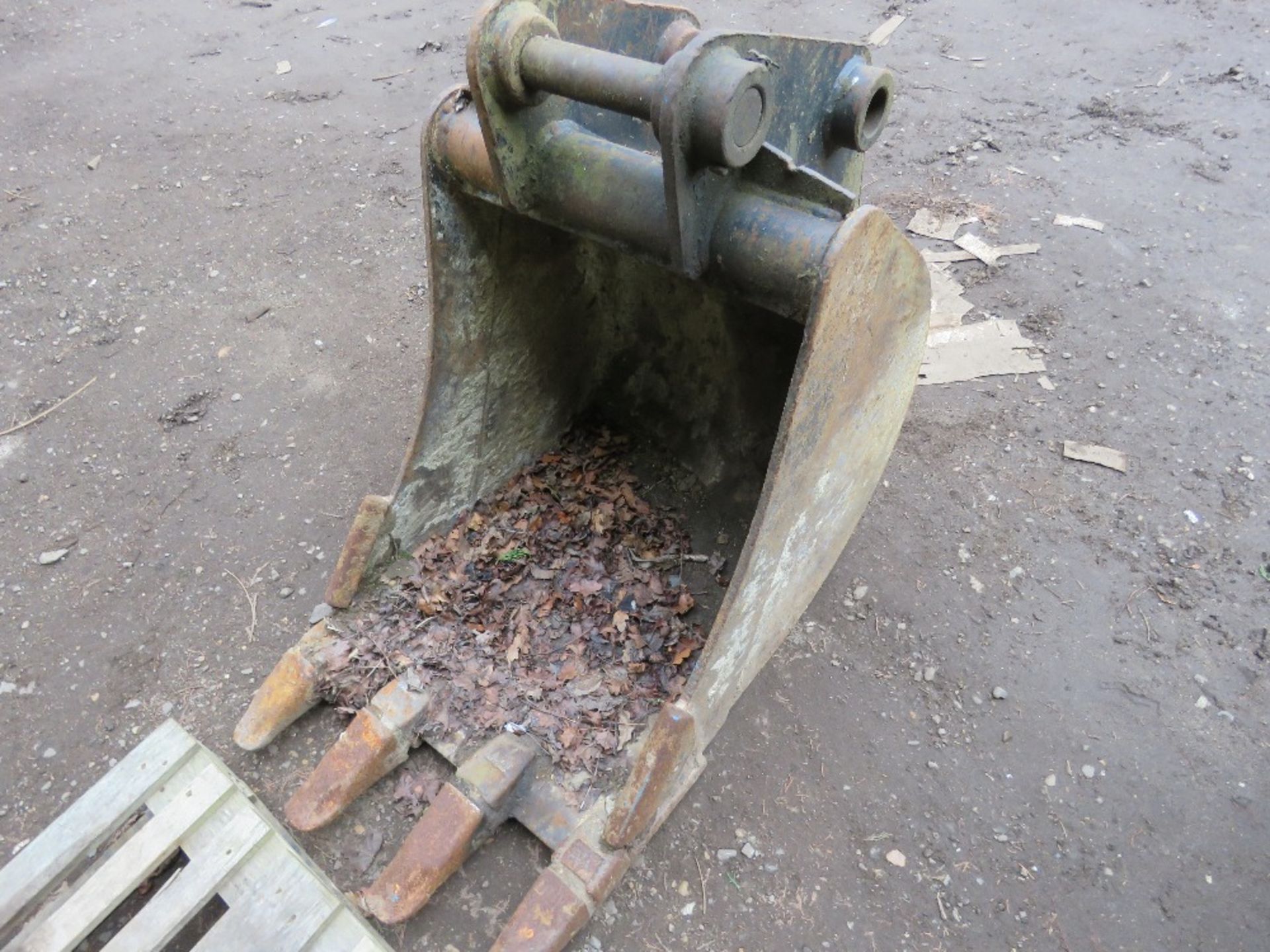 EXCAVATOR BUCKET, 2FT WIDTH WITH 50MM PINS APROS, SUITABLE FOR 8 TONNE MACHINE. THIS LOT IS SOLD - Image 2 of 3