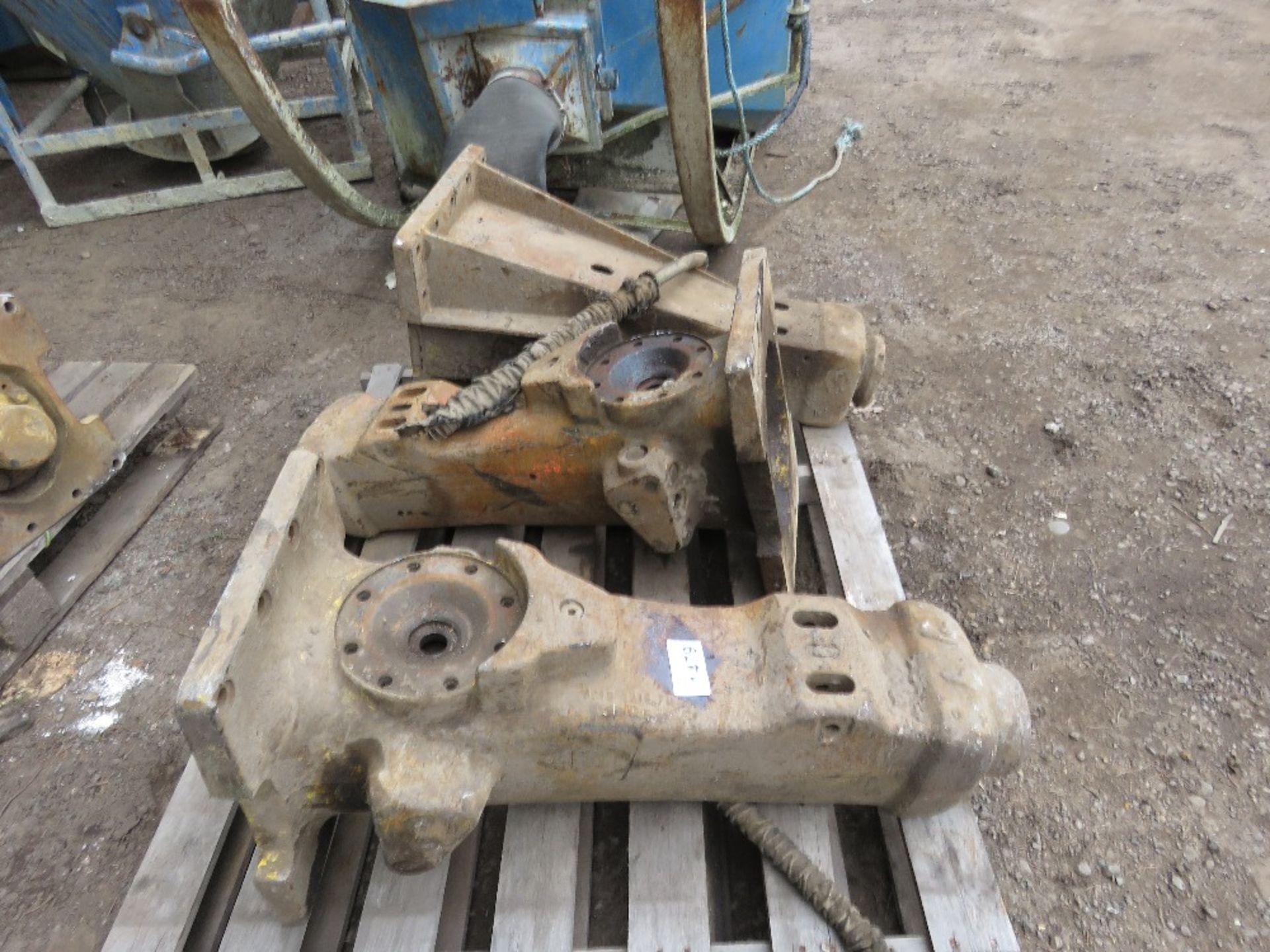 PALLET CONTAINING 3NO ATLAS COPCO HYDRAULIC EXCAVATOR MOUNTED BREAKERS, MAY BE INCOMPLETE: FROM INS - Image 2 of 6