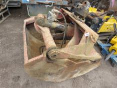 CLAMSHELL 1 METRE WIDE GRAB BUCKET FOR LORRY CRANE WITH ROTATOR AND PIPES AS SHOWN.