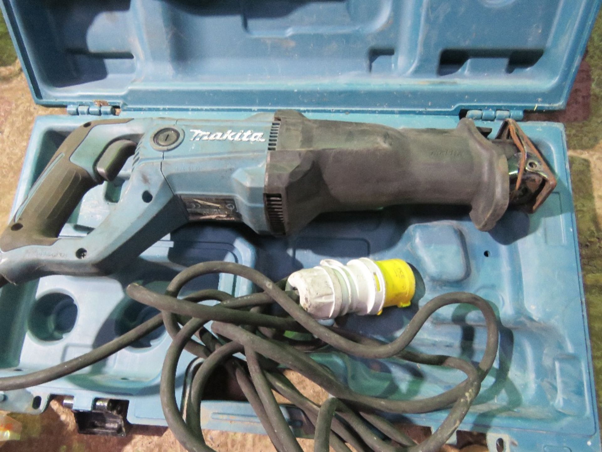 DEWALT CIRCULAR SAW PLUS A MAKITA RECIP SAW. THIS LOT IS SOLD UNDER THE AUCTIONEERS MARGIN SCHEME - Image 4 of 5