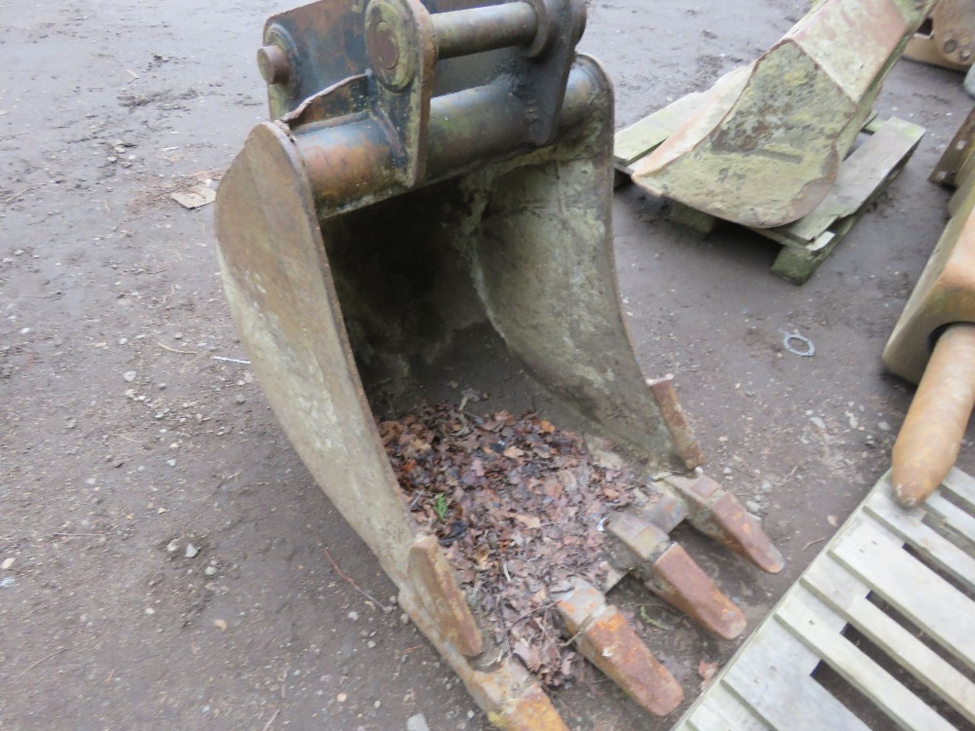EXCAVATOR BUCKET, 2FT WIDTH WITH 50MM PINS APROS, SUITABLE FOR 8 TONNE MACHINE. THIS LOT IS SOLD
