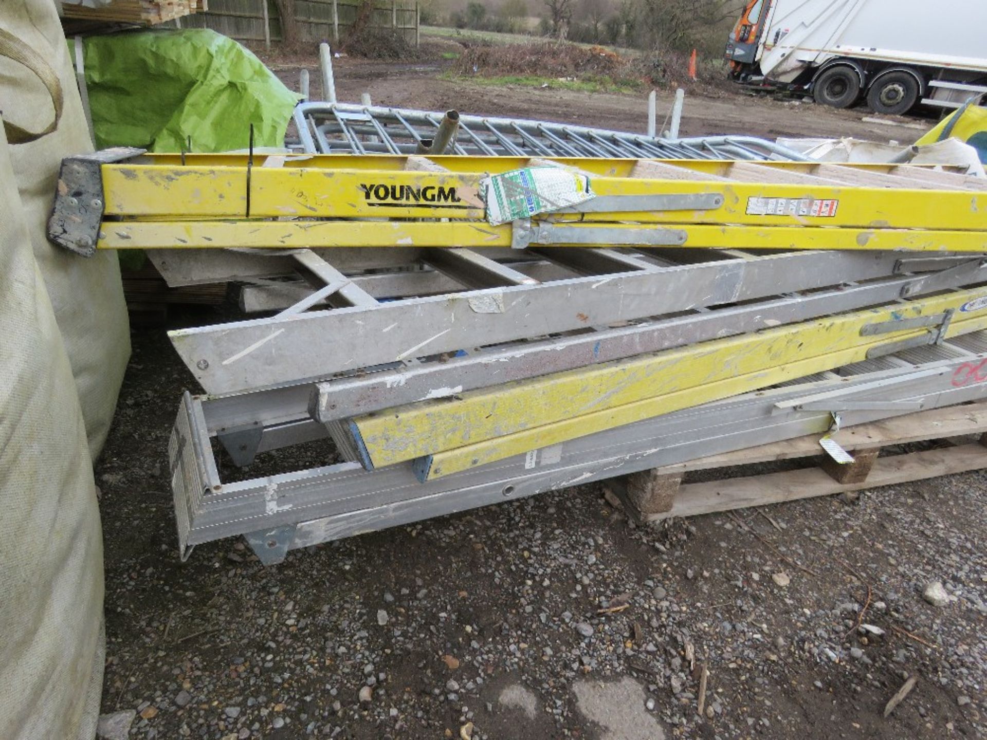 4 X SETS OF STEP LADDERS. THIS LOT IS SOLD UNDER THE AUCTIONEERS MARGIN SCHEME, THEREFORE NO VAT - Image 2 of 3