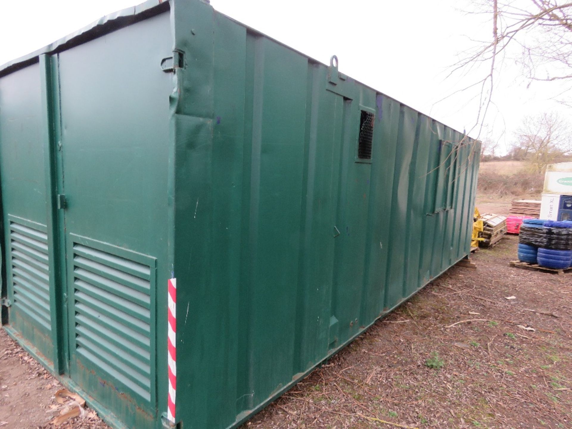 SECURE WELFARE CABIN, 32FT LENGTH X 10FT WIDTH APPROX WITH GENERATOR. ACCOMODATION COMPRISES OFFICE, - Image 3 of 15