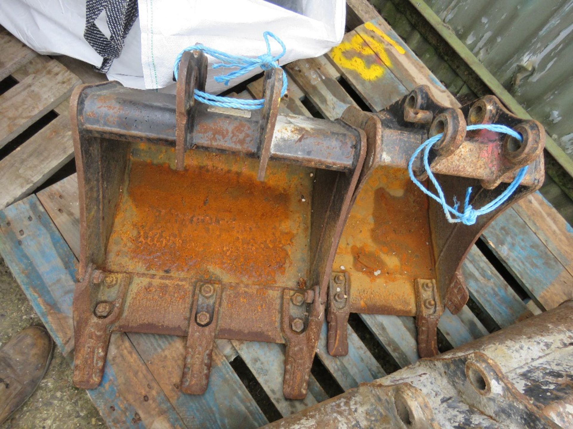 3 X MINI EXCAVATOR BUCKETS ON 30MM PINS. THIS LOT IS SOLD UNDER THE AUCTIONEERS MARGIN SCHEME, TH - Image 2 of 6