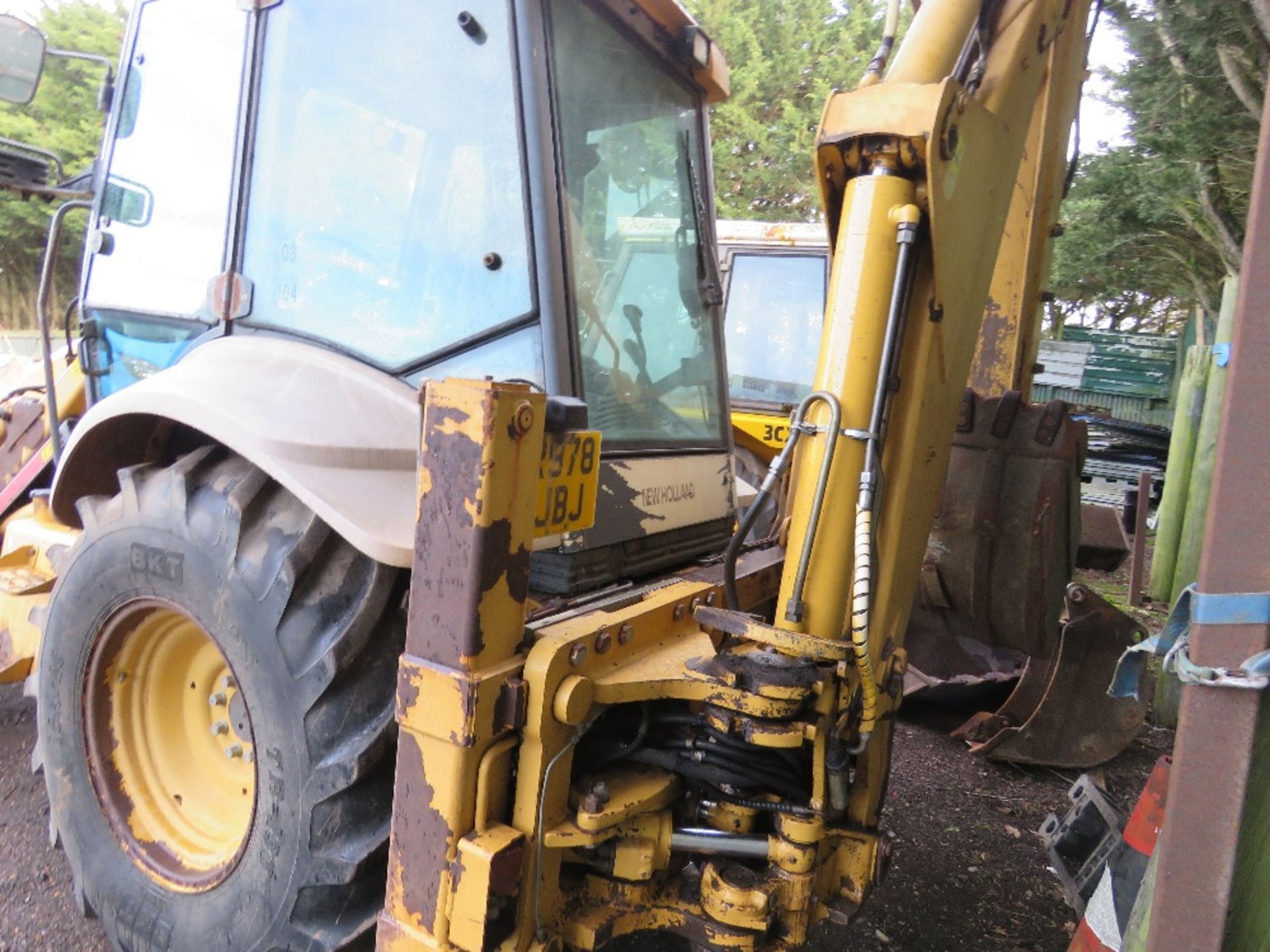 NEW HOLLAND 85 BACKHOE LOADER, REG: R978 JBJ. 8542 REC HOURS. WITH 4IN1 BUCKET AND ONE REAR BUCKET. - Image 9 of 10