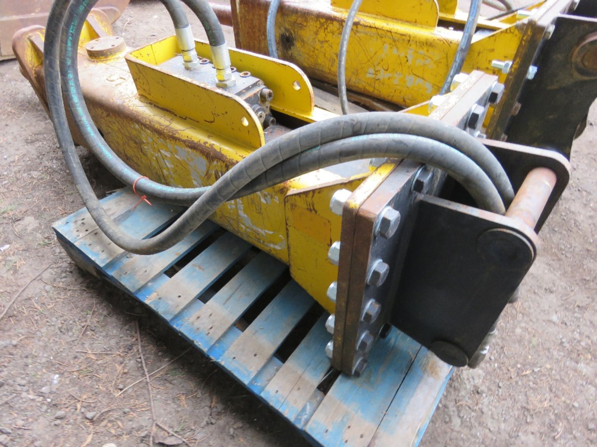 ARROWHEAD S180 HEAVY DUTY EXCAVATOR MOUNTED BREAKER ON 50MM PINS. CHECKED AND REGASSED. - Image 4 of 4