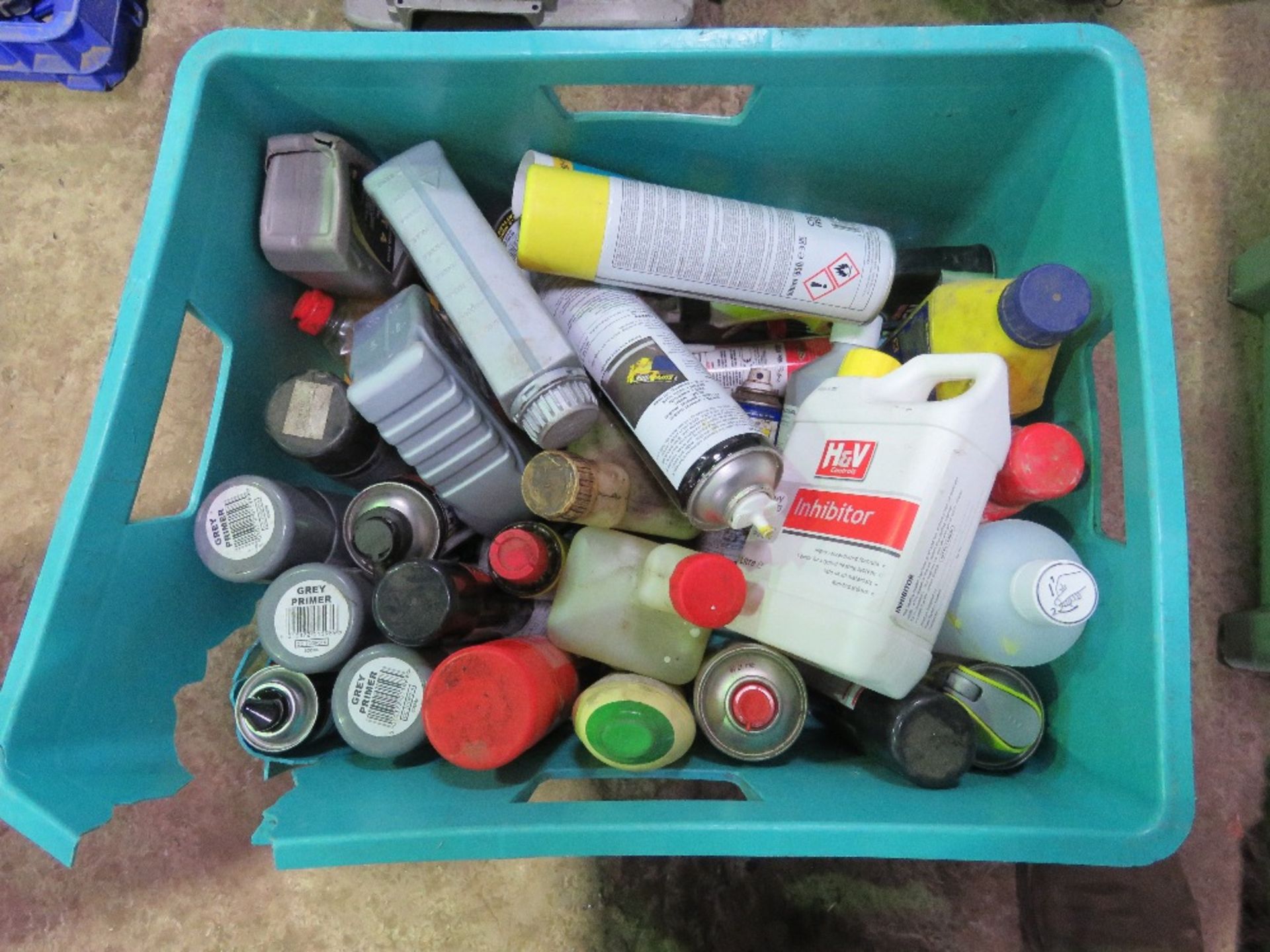 BOX OF AEROSOLS PLUS AIR CON REGAS HOSES. THIS LOT IS SOLD UNDER THE AUCTIONEERS MARGIN SCHEME, TH - Image 3 of 4