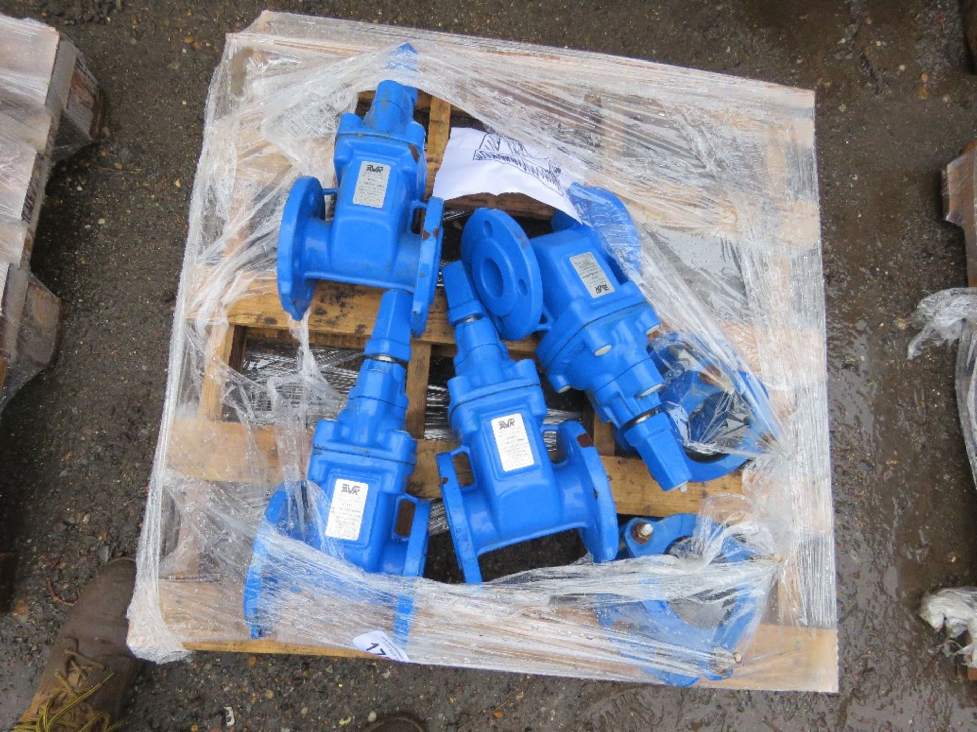 PALLET CONTAINING 4NO AVR PN16 WATER TAP VALVES PLUS 2 X CONNECTOR COLLARS.