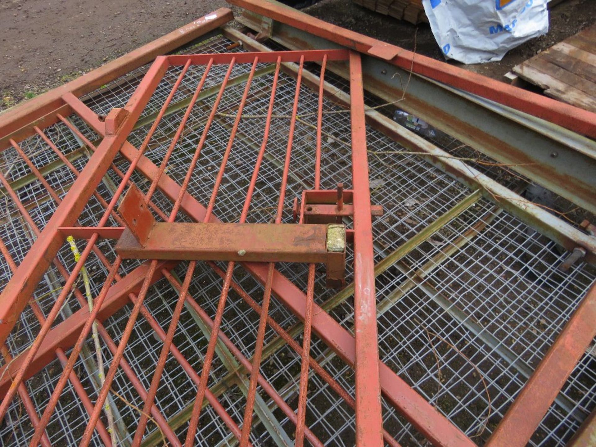 PAIR OF MESH COVERED SITE GATES, 2.5M HEIGHT X 2.9M WIDTH EACH APPROX PLUS ANOTHER SMALL GATE AND FR - Image 7 of 7