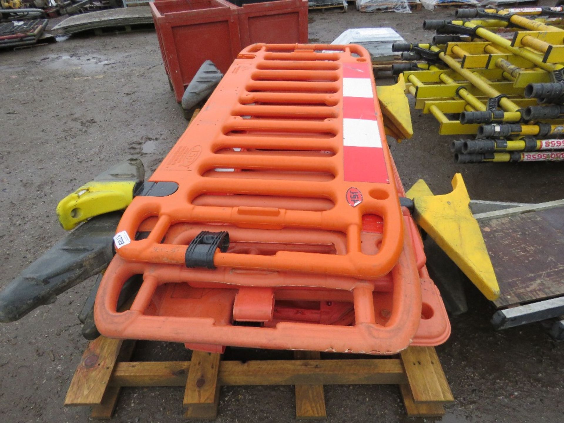 10NO CHAPTER 8 PLASTIC ROAD BARRIERS. THIS LOT IS SOLD UNDER THE AUCTIONEERS MARGIN SCHEME, THERE - Image 2 of 3