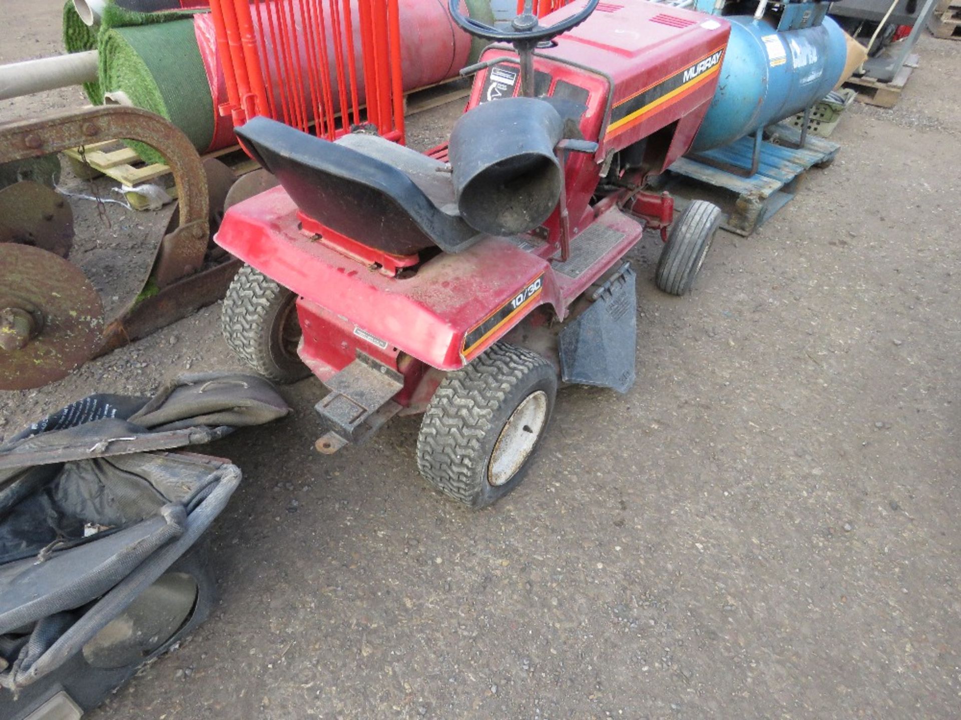 MURRAY RIDE ON MOWER WITH A COLLECTOR. - Bild 2 aus 4