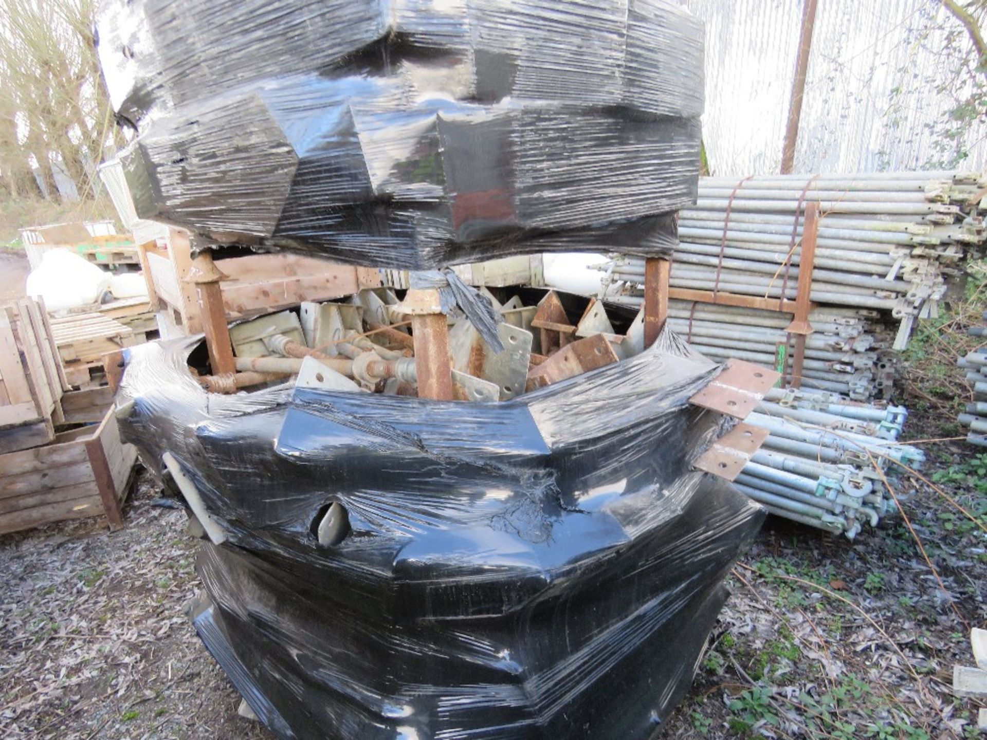 LARGE QUANTITY OF LEADA ACROW QUICK STAGE STYLE SCAFFOLDING ITEMS, CONTAINED IN 20 X STILLAGES. THIS - Image 9 of 16