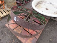 2 X METAL ANTIQUE IMPLEMENT WHEELS, 90CM DIAMETER. THIS LOT IS SOLD UNDER THE AUCTIONEERS MARGIN