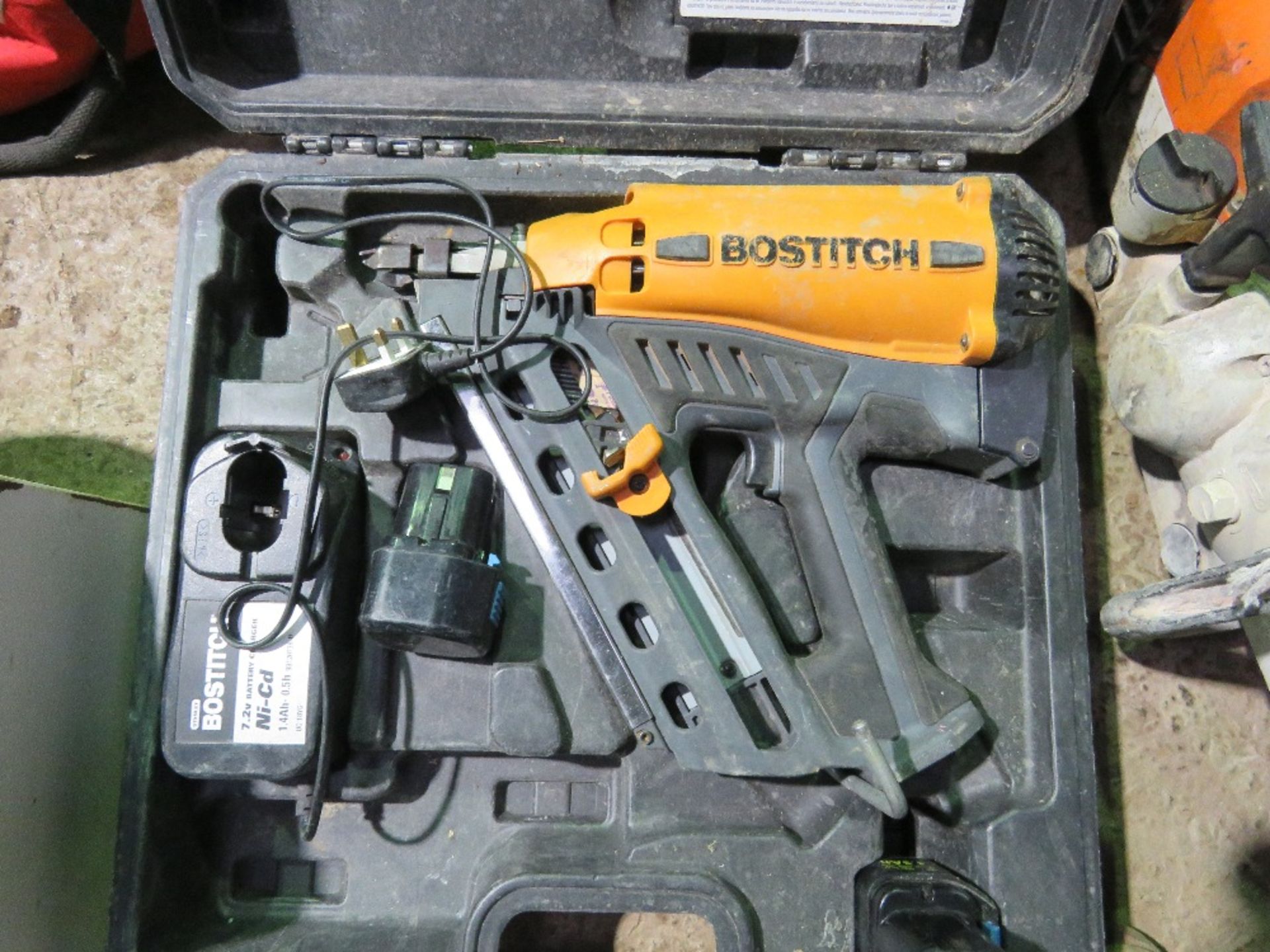 BOSTITCH GAS NAIL GUN IN A CASE. DIRECT FROM RETIRING BUILDER. THIS LOT IS SOLD UNDER THE A - Image 2 of 3