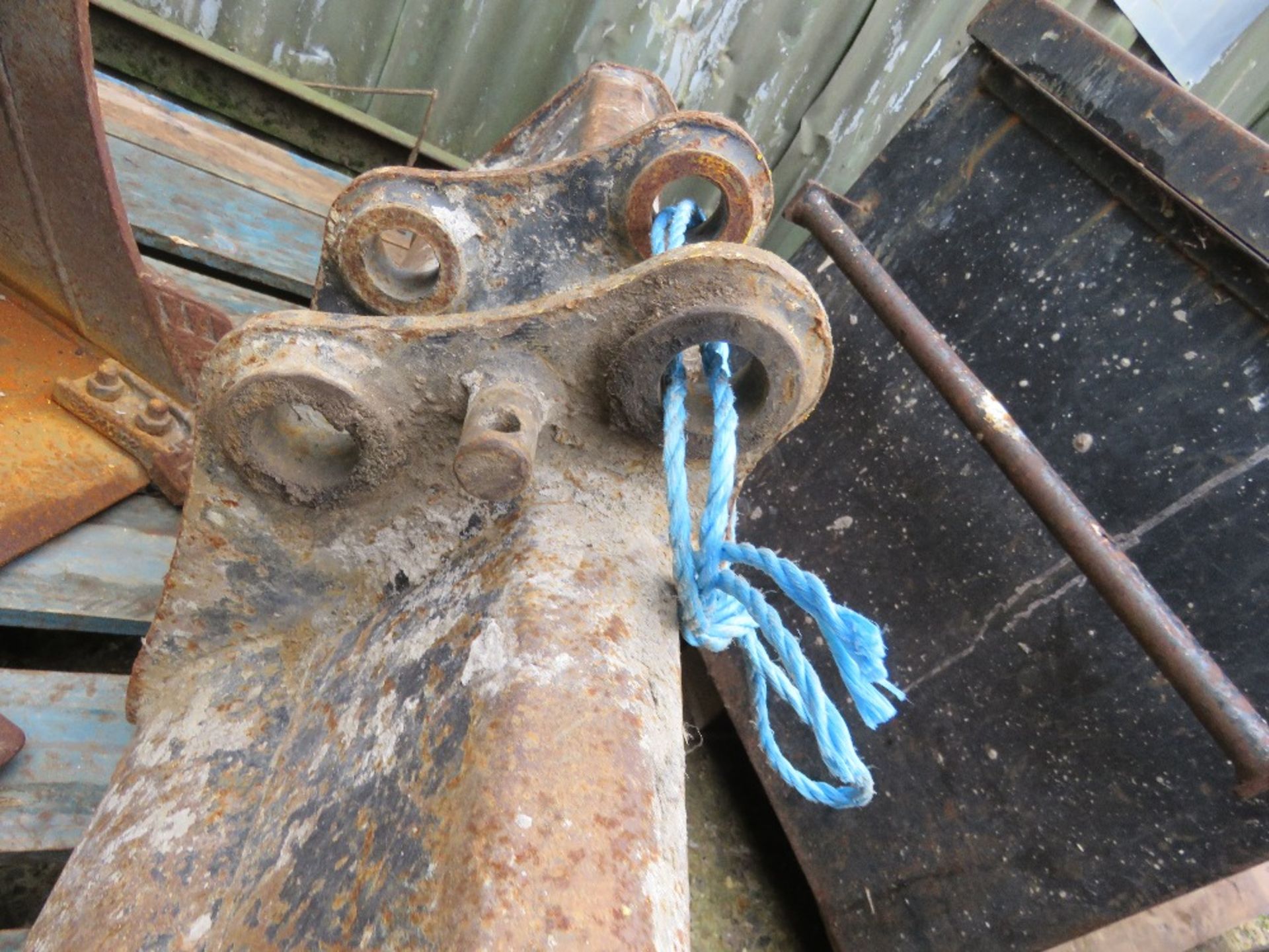 3 X MINI EXCAVATOR BUCKETS ON 30MM PINS. THIS LOT IS SOLD UNDER THE AUCTIONEERS MARGIN SCHEME, TH - Image 6 of 6