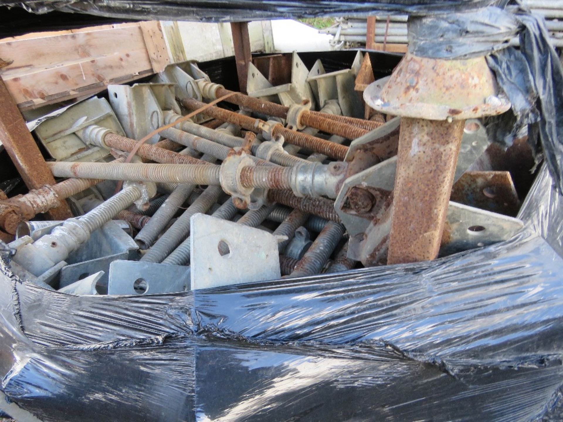 LARGE QUANTITY OF LEADA ACROW QUICK STAGE STYLE SCAFFOLDING ITEMS, CONTAINED IN 20 X STILLAGES. THIS - Image 8 of 16