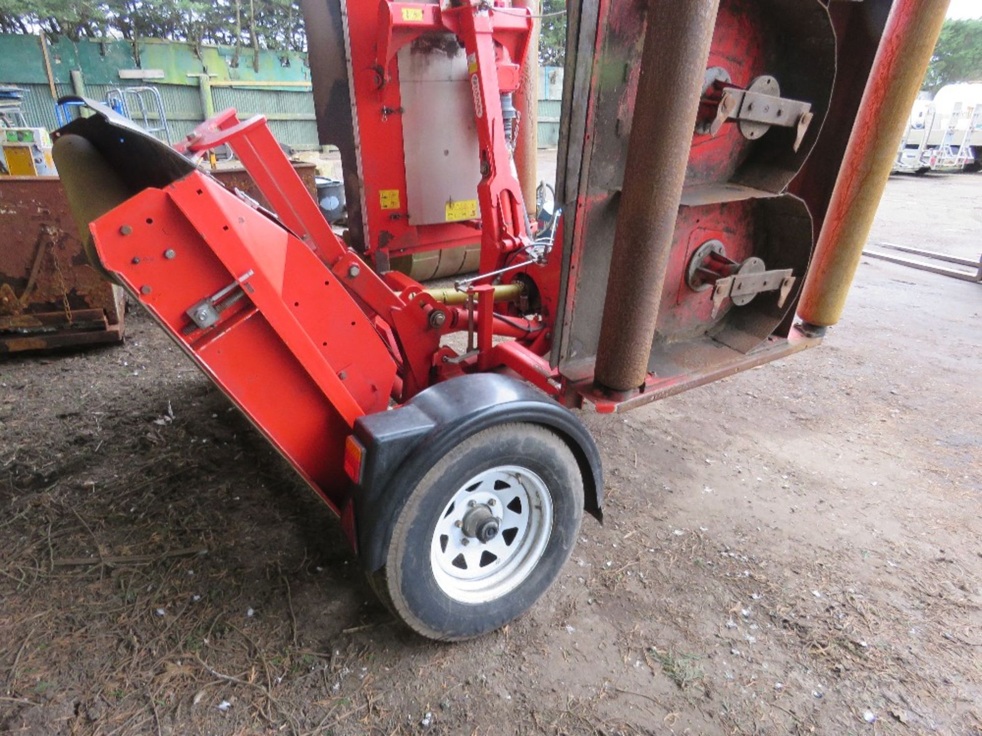 TRIMAX 728-610-400 BATWING TYPE ROLLER MOWER, YEAR 2017. PEGASUS S3 HEADS. NB: REQUIRES REPAIR TO CH - Image 3 of 14