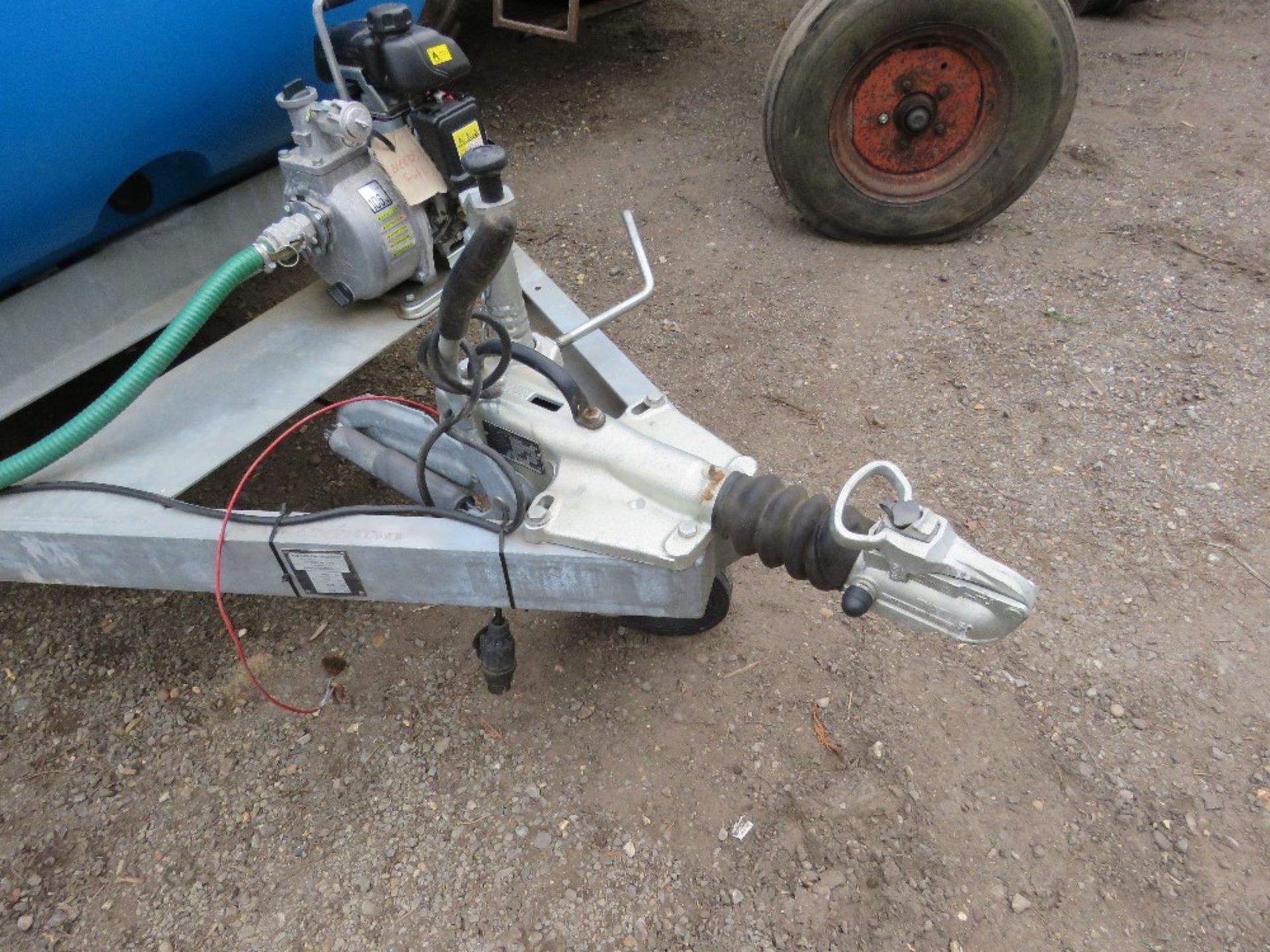 TRAILER ENGINEERING SINGLE AXLED WATER BOWSER WITH HONDA WATER PUMP. OWNER DOWNSIZING SO SURPLUS TO - Image 2 of 7