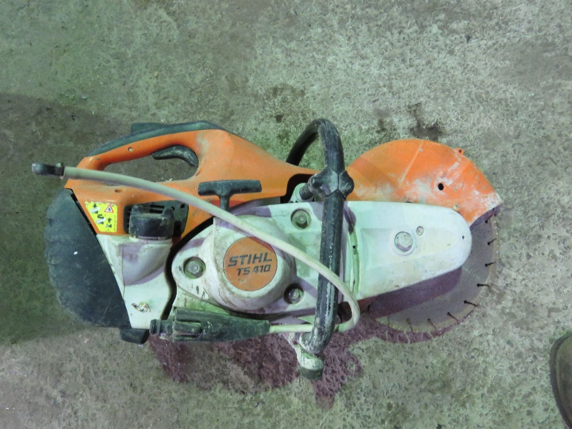 STIHL TS410 PETROL SAW WITH A BLADE. THIS LOT IS SOLD UNDER THE AUCTIONEERS MARGIN SCHEME, THEREF - Image 3 of 4